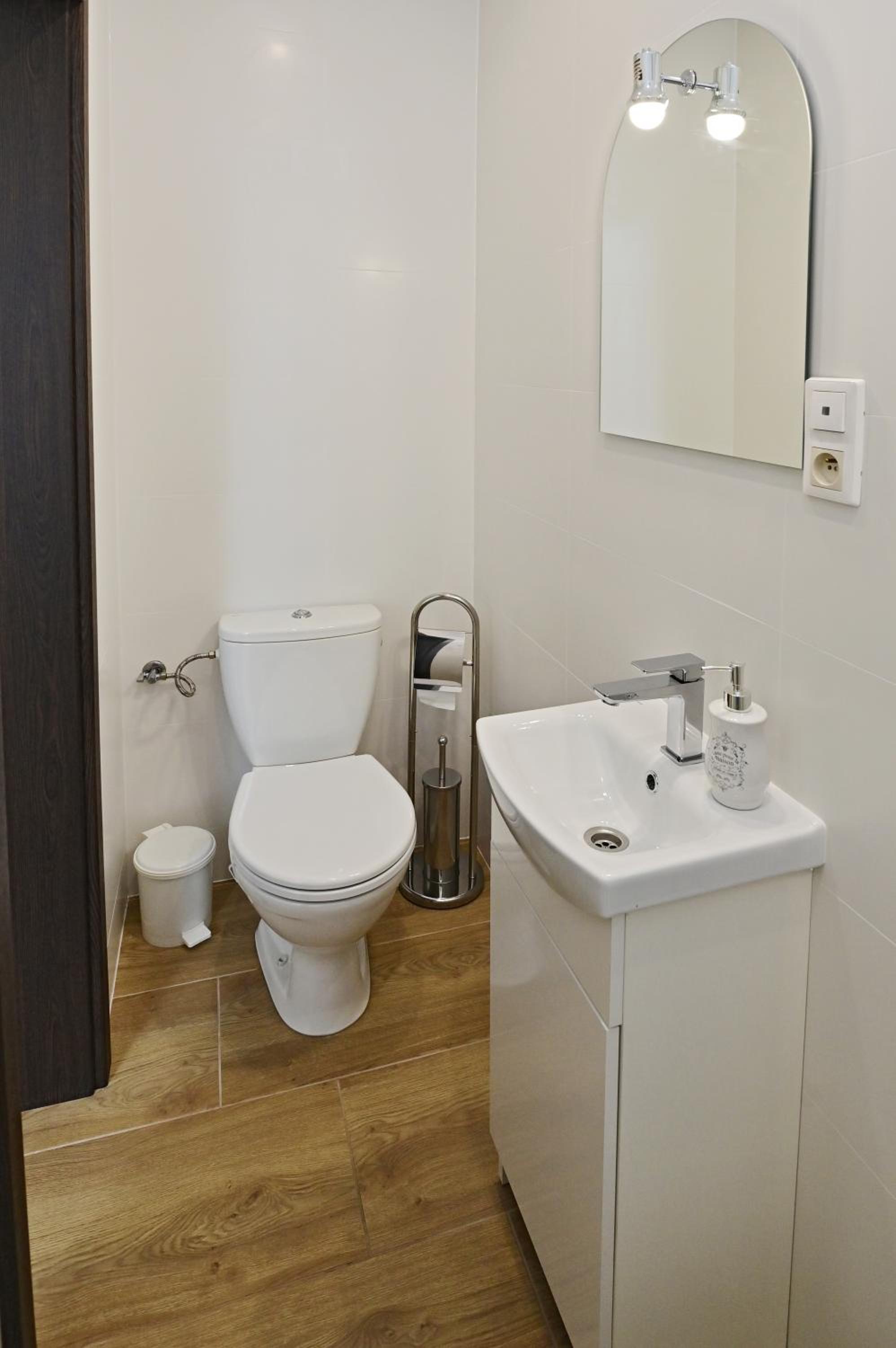 Twin Room with Private Bathroom - Photo 6