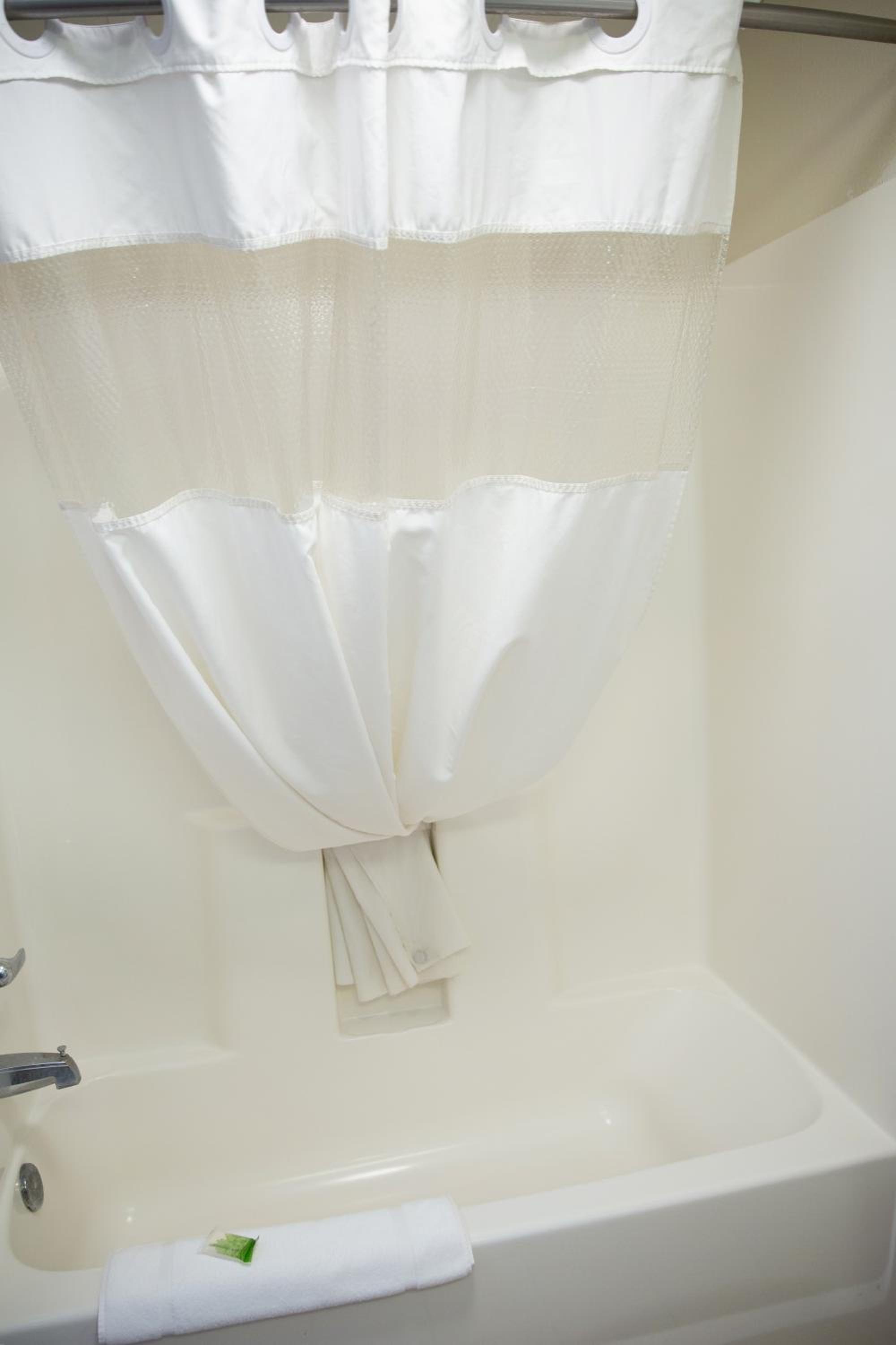 Deluxe King Room with Jetted Tub - Non-Smoking - Photo 8