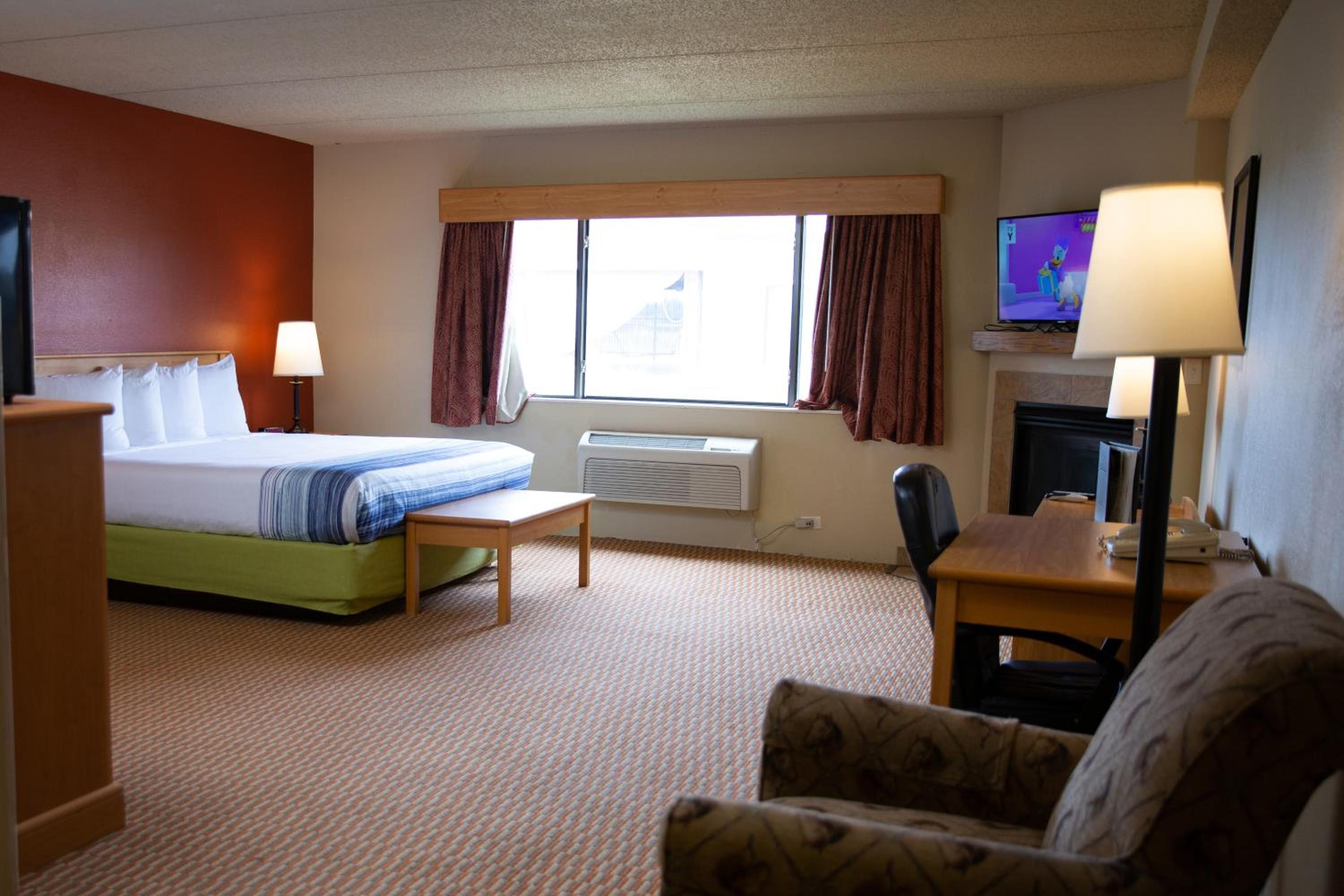Deluxe King Room with Jetted Tub - Non-Smoking - Photo 12