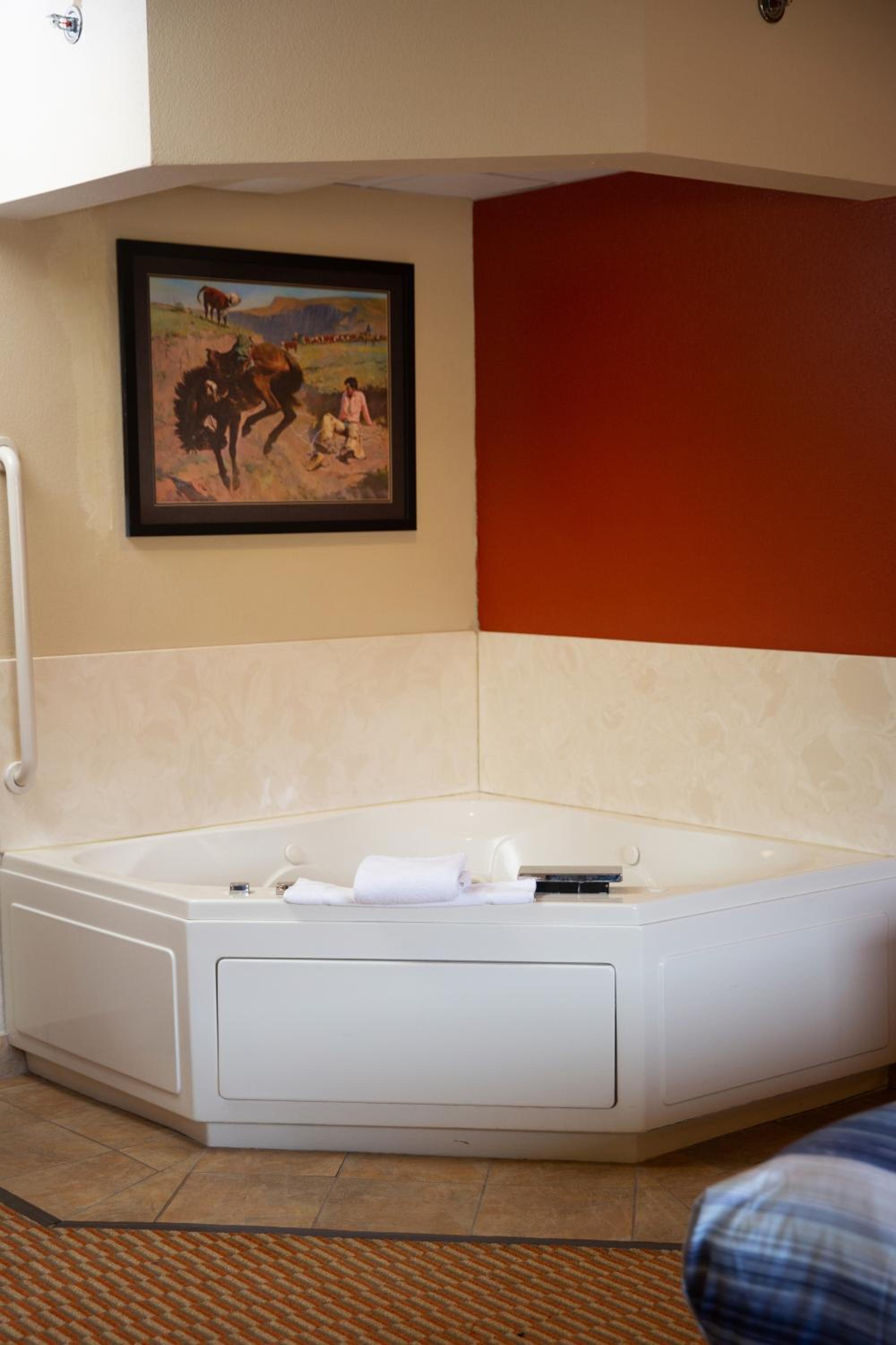 Deluxe King Room with Jetted Tub - Non-Smoking - Photo 13