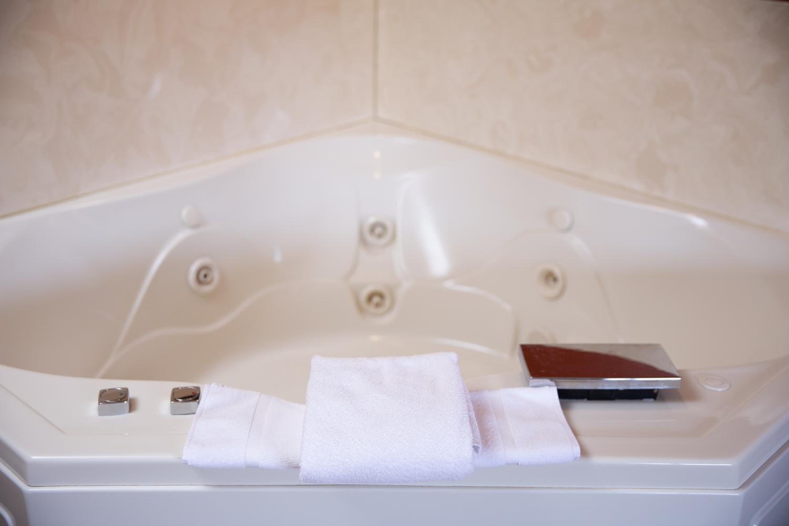 Deluxe King Room with Jetted Tub - Non-Smoking - Photo 7