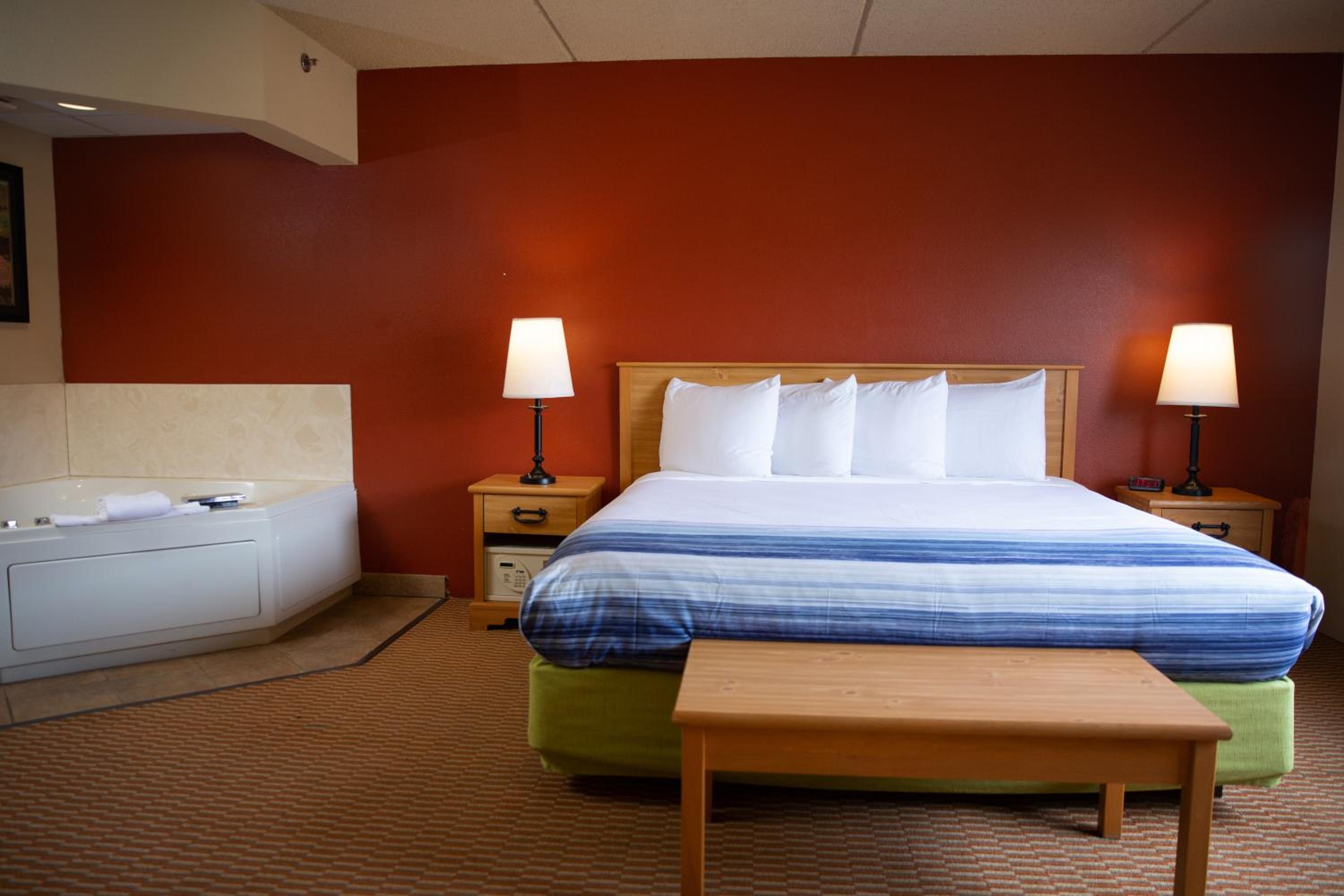 Deluxe King Room with Jetted Tub - Non-Smoking - Photo 1