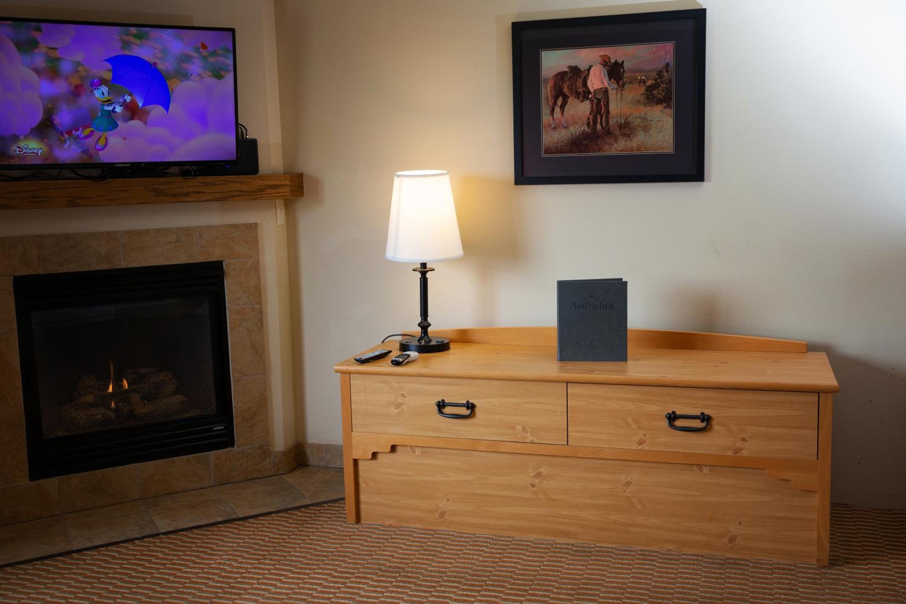 Deluxe King Room with Jetted Tub - Non-Smoking - Photo 4
