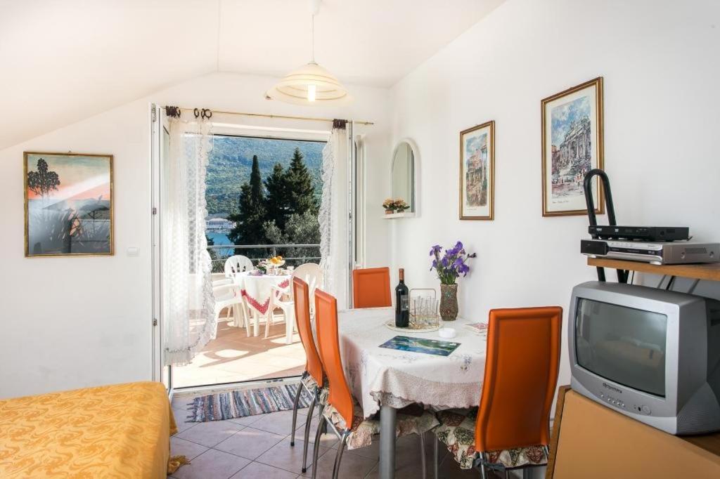 One-Bedroom Apartment with Balcony and Sea View - Photo 16