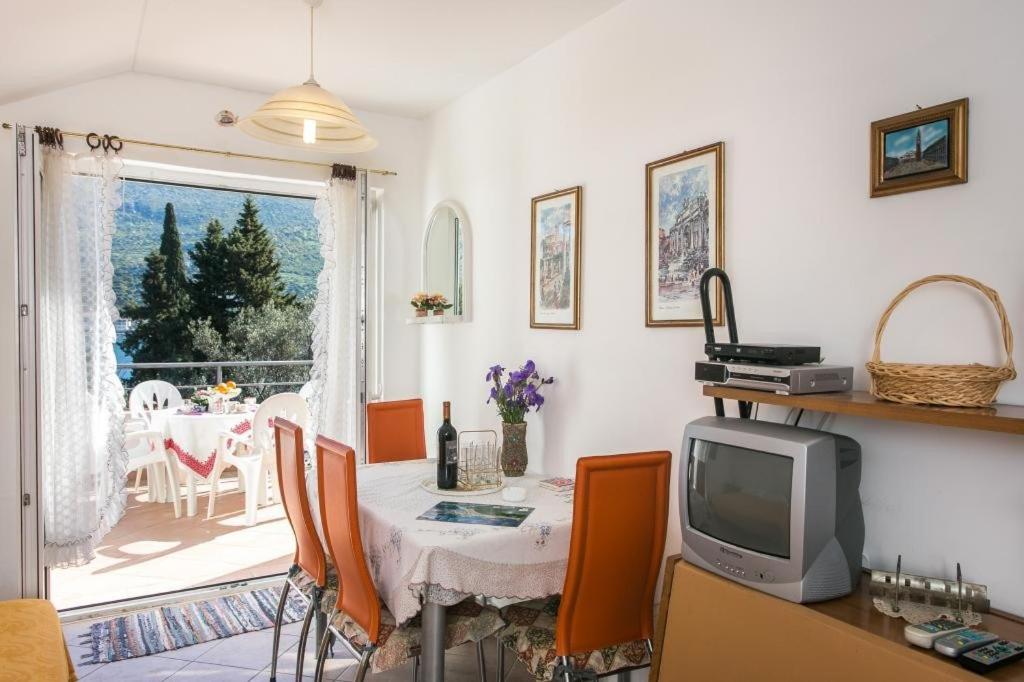 One-Bedroom Apartment with Balcony and Sea View - Photo 17