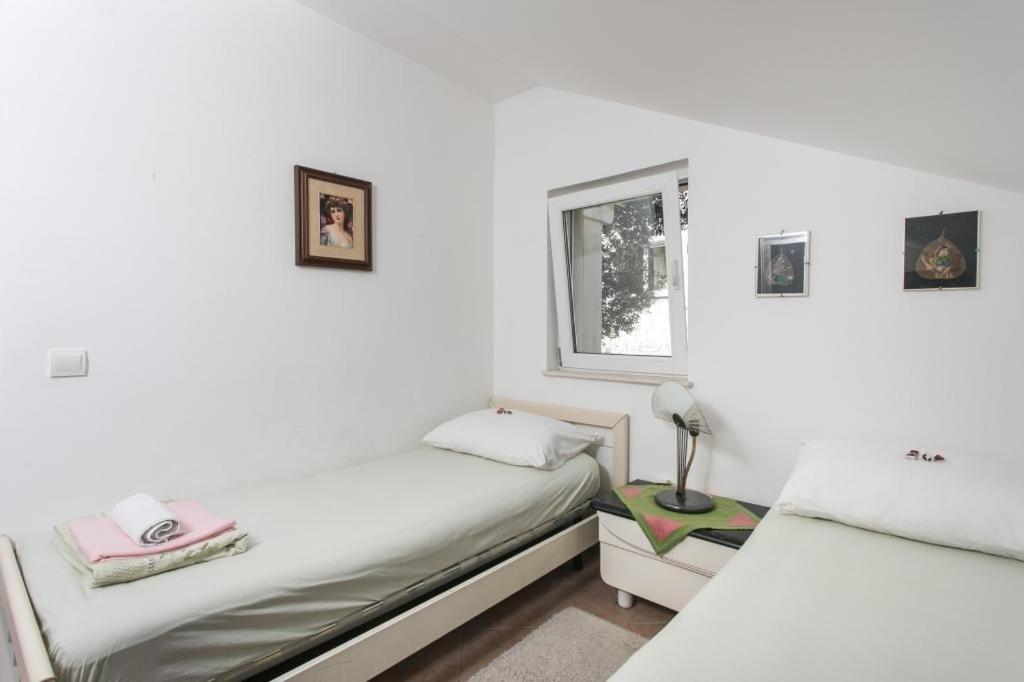 One-Bedroom Apartment with Balcony and Sea View - Photo 5