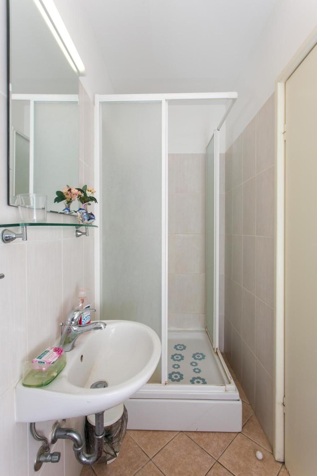 One-Bedroom Apartment with Balcony and Sea View - Photo 2