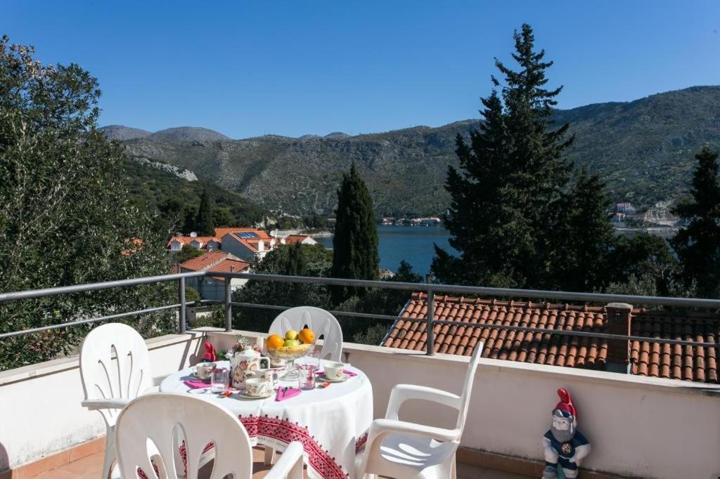 One-Bedroom Apartment with Balcony and Sea View - Photo 15