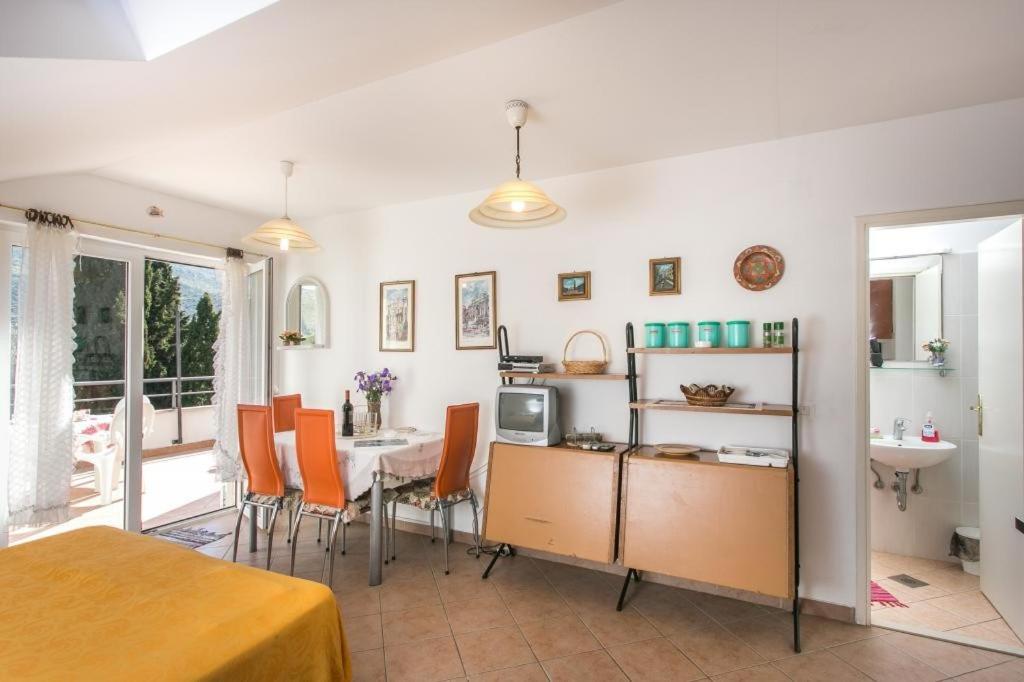 One-Bedroom Apartment with Balcony and Sea View - Photo 1
