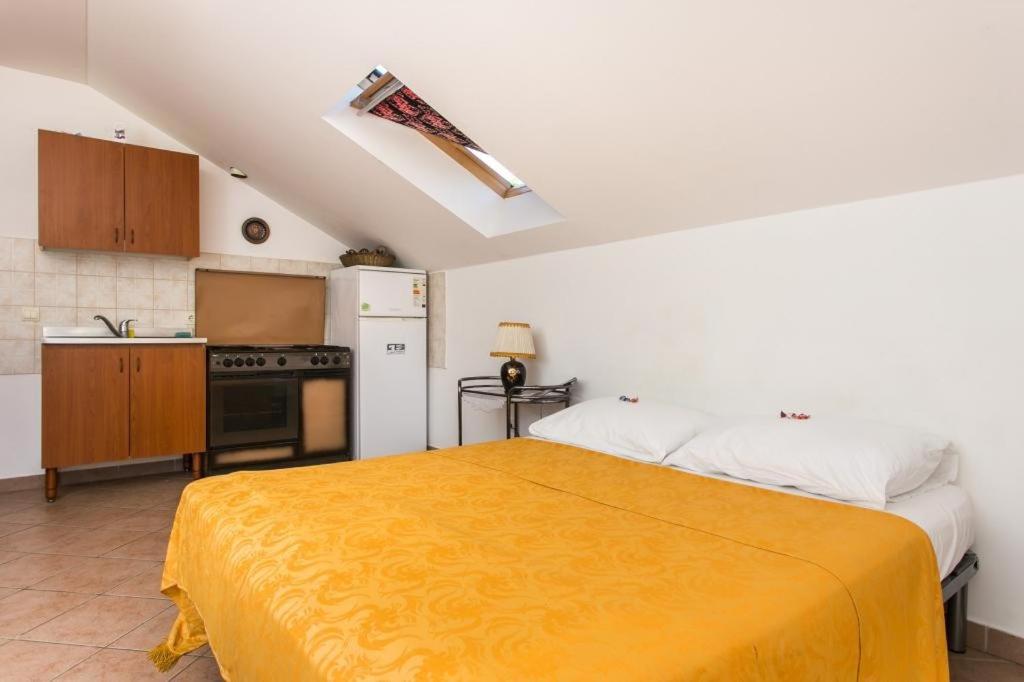 One-Bedroom Apartment with Balcony and Sea View - Photo 7