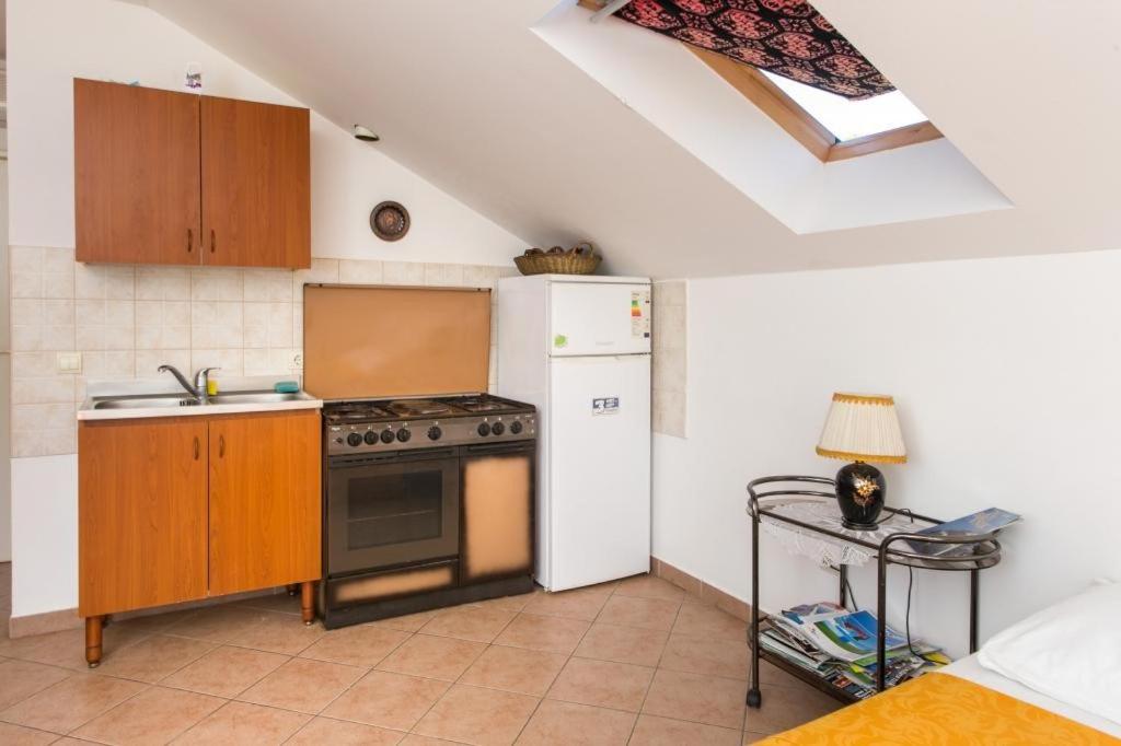 One-Bedroom Apartment with Balcony and Sea View - Photo 10
