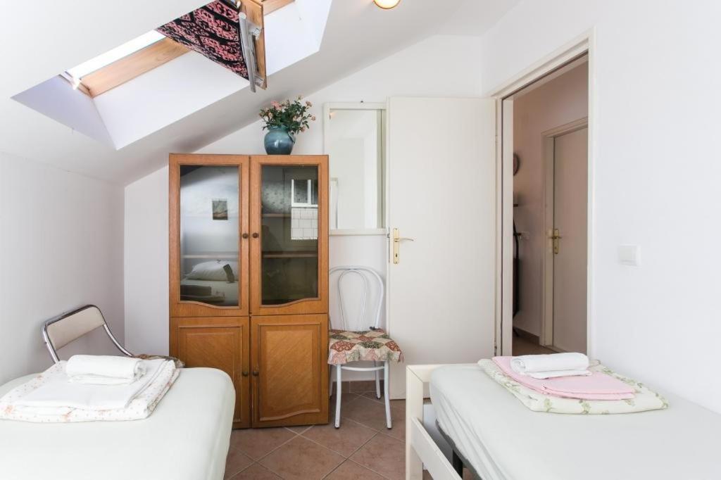 One-Bedroom Apartment with Balcony and Sea View - Photo 6