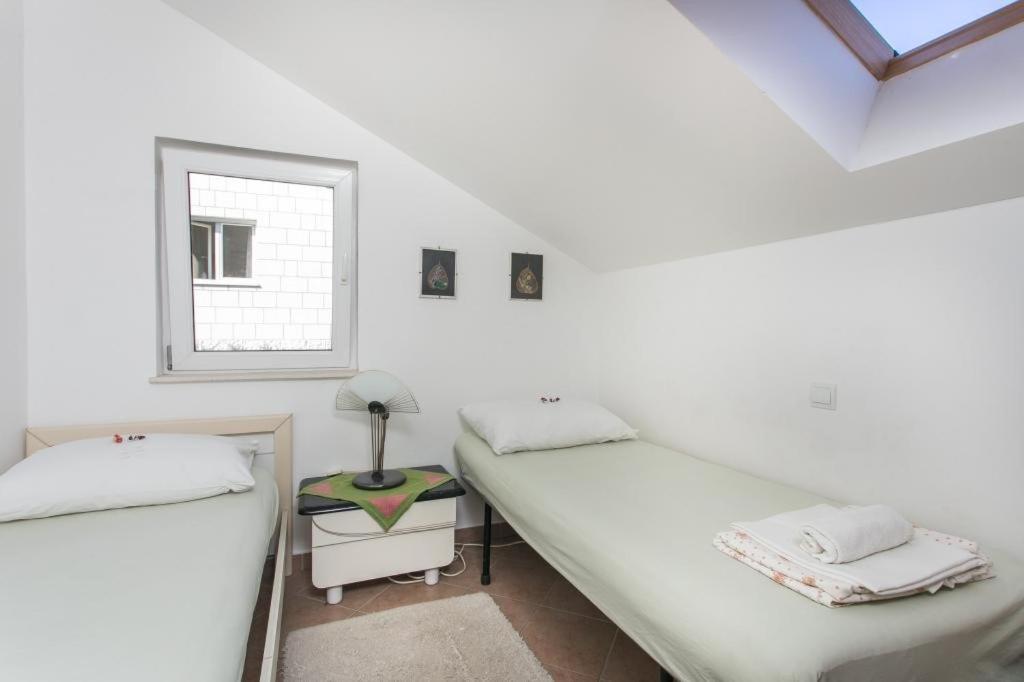 One-Bedroom Apartment with Balcony and Sea View - Photo 4