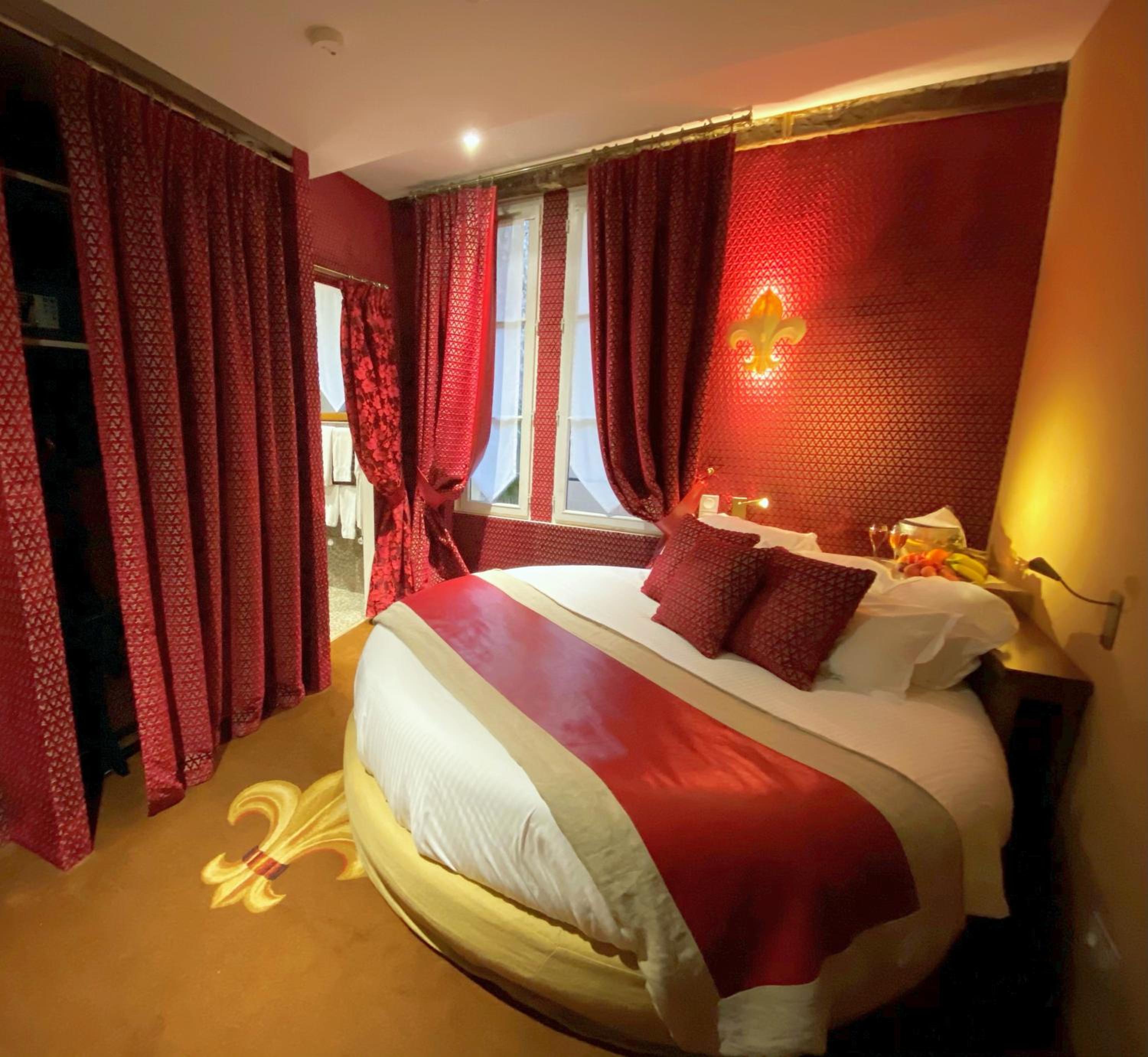 Double Room with Round Bed photo 3