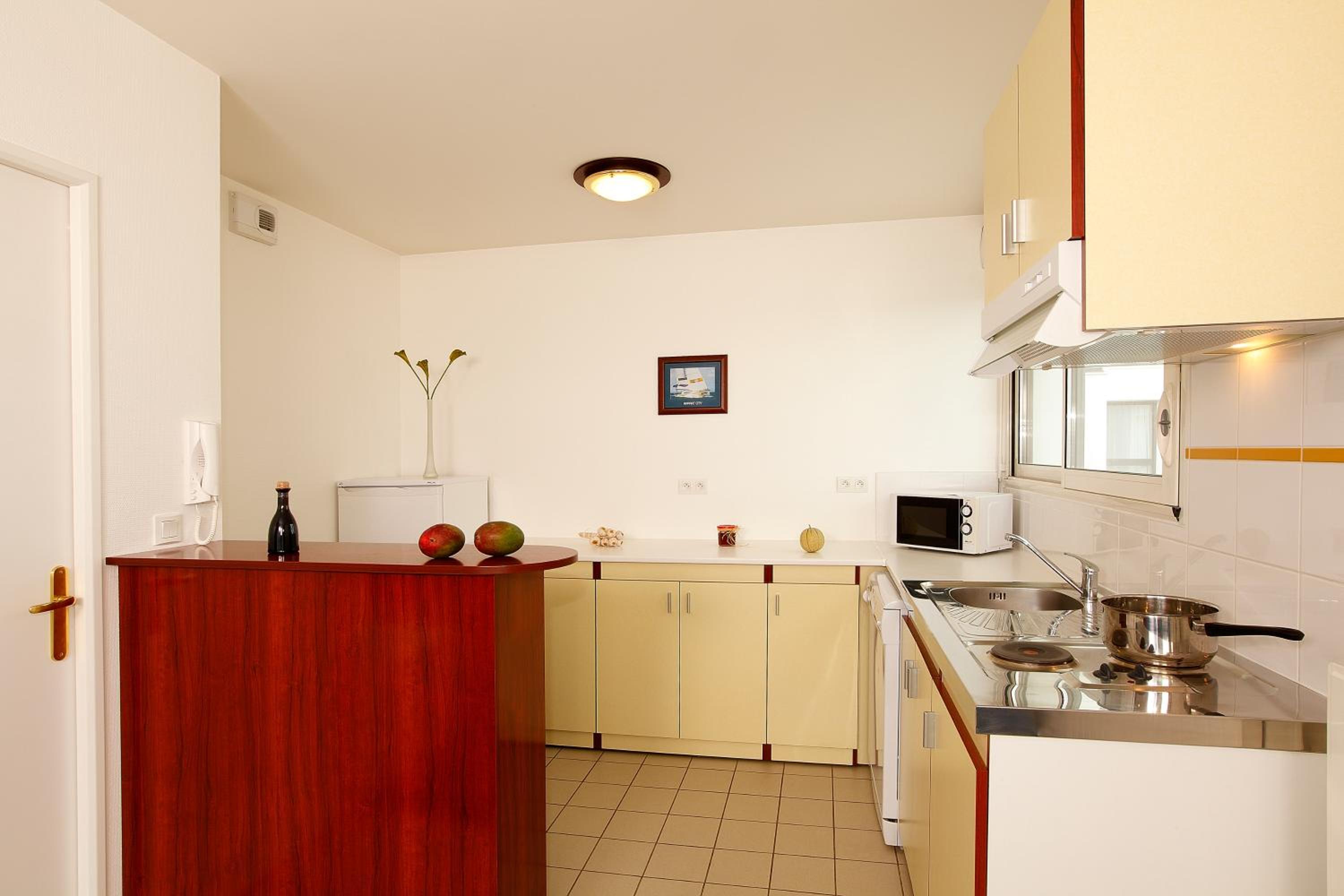Large Apartment - Photo 3