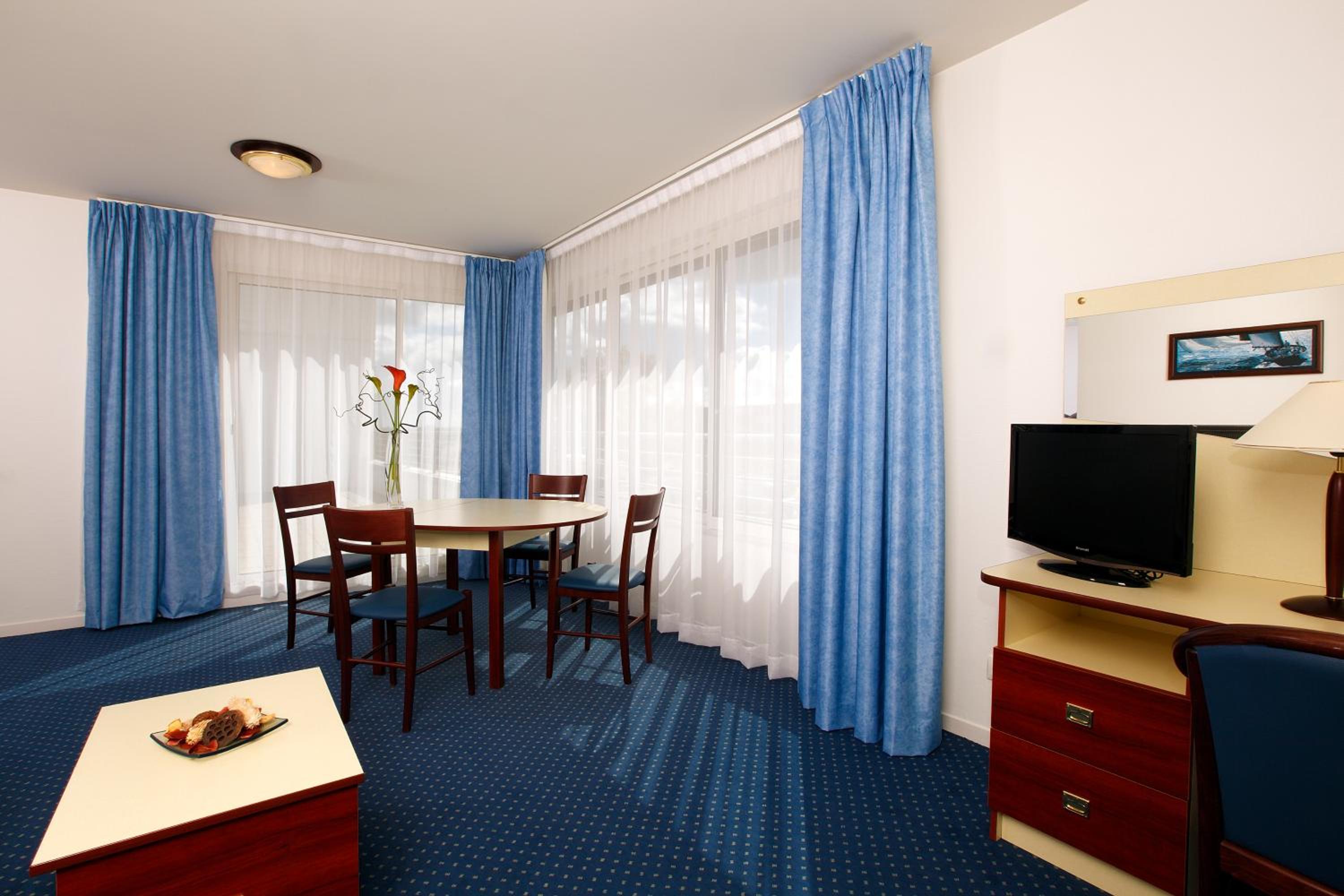 Large Apartment - Photo 5