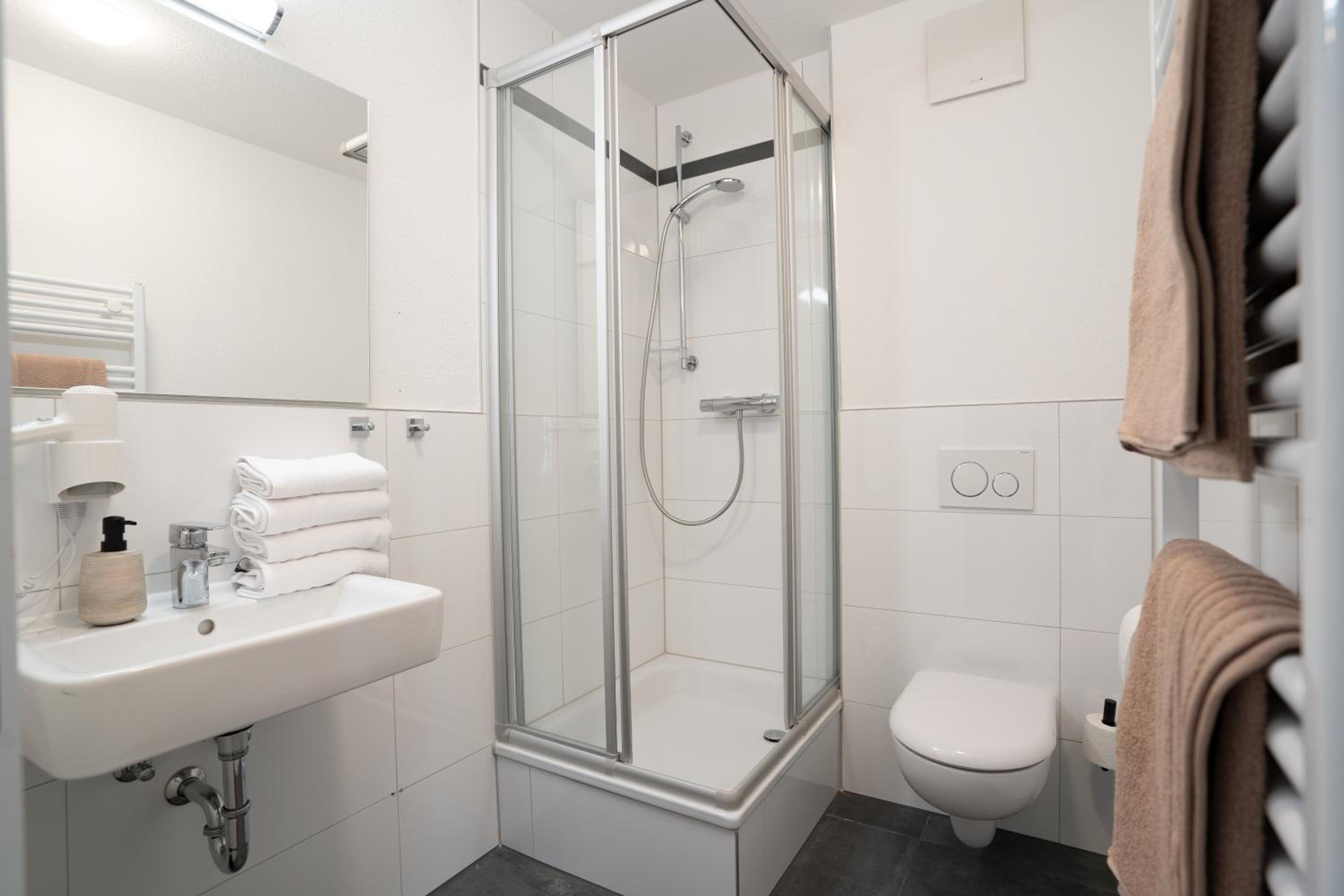 One-Bedroom Apartment - Photo 2