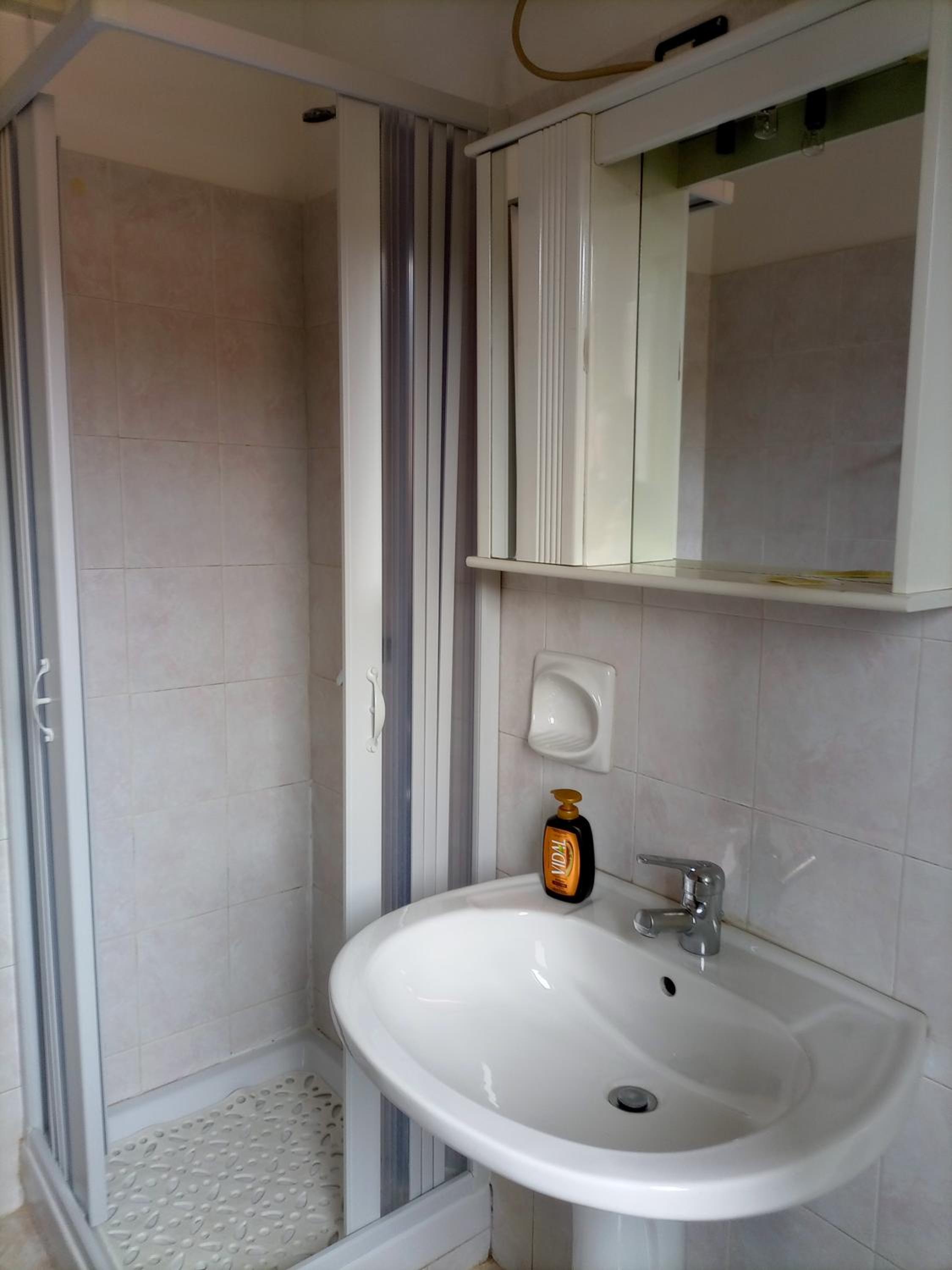 Single Room with Private Bathroom photo 2