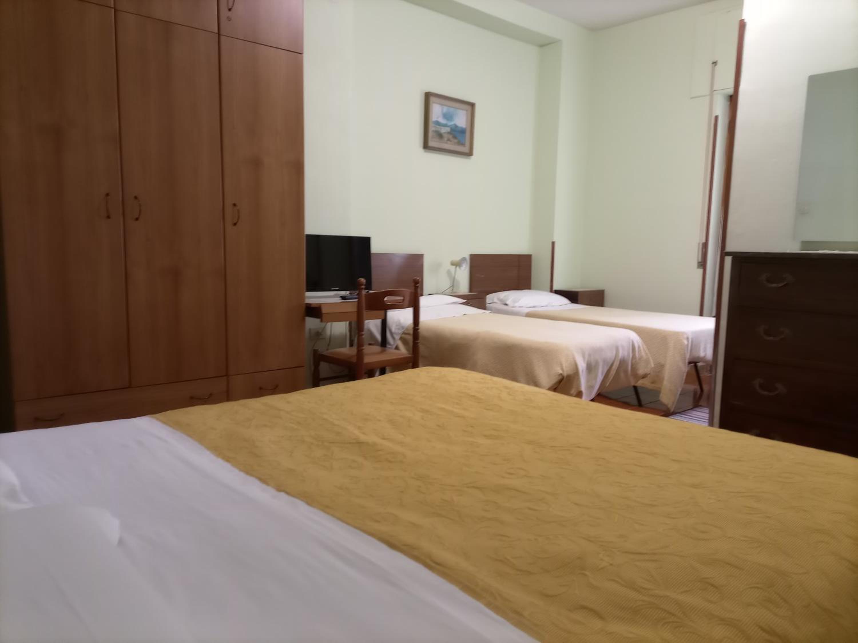 Quadruple Room with Private Bathroom photo 1