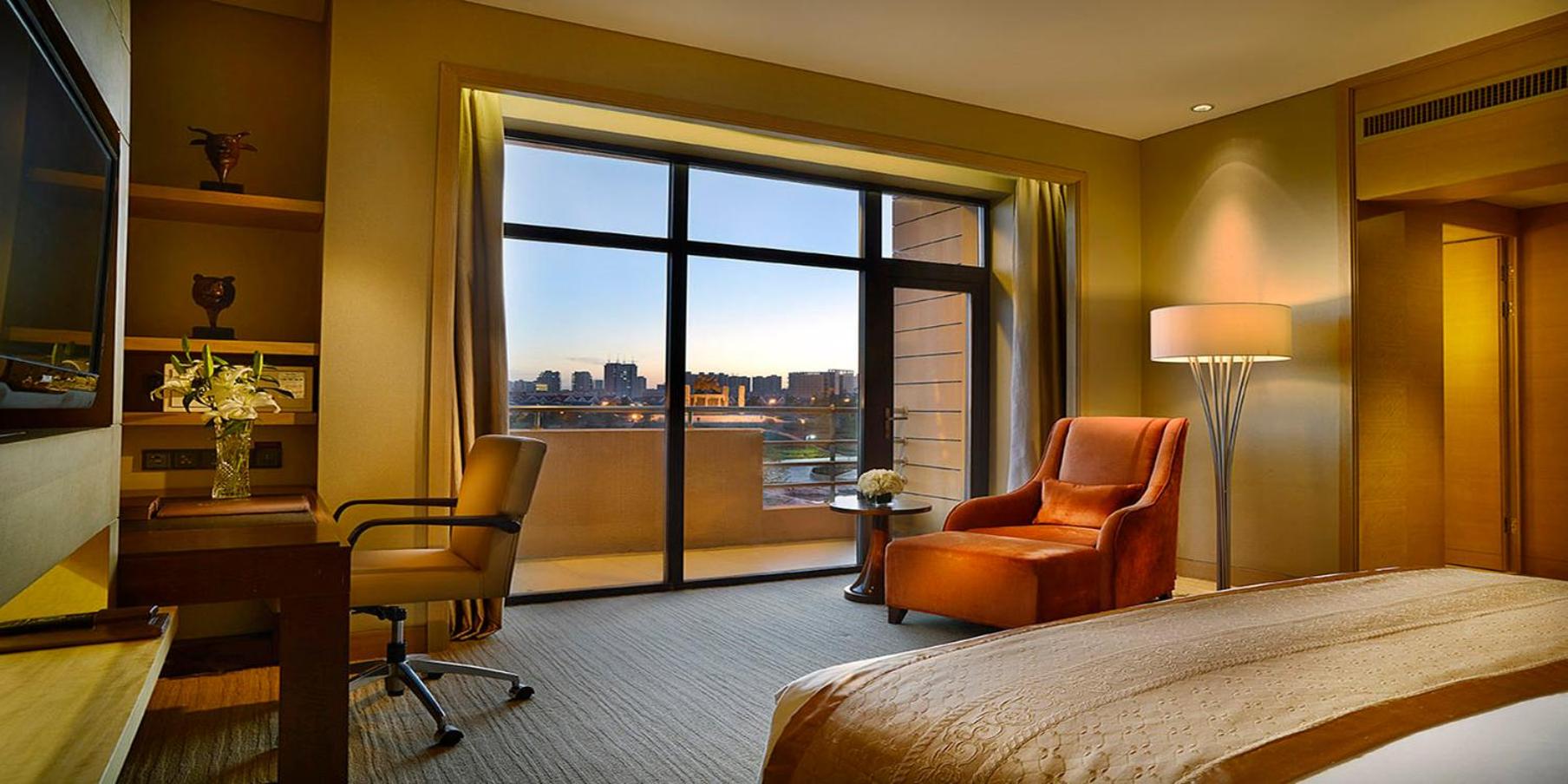 Premium King Room With Lounge Access And Balcony