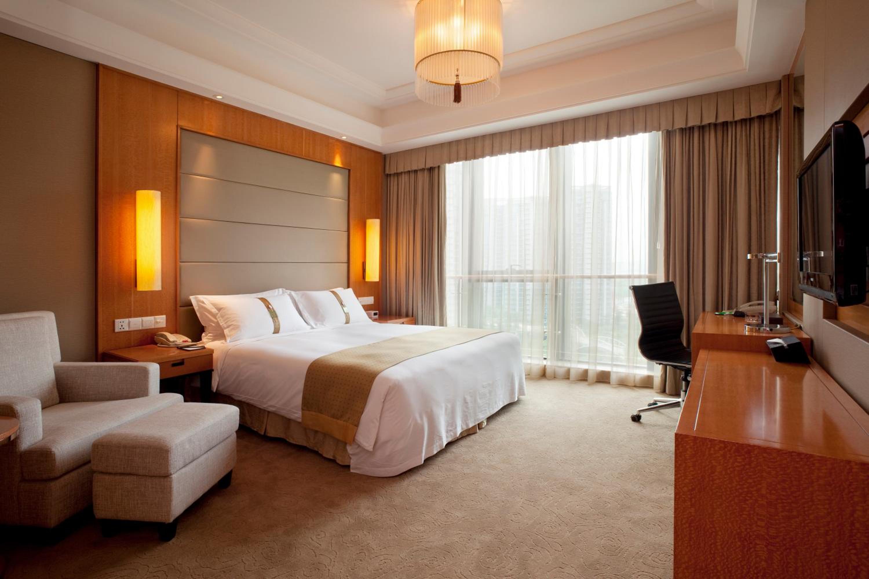 Deluxe King Suite - Non-Smoking