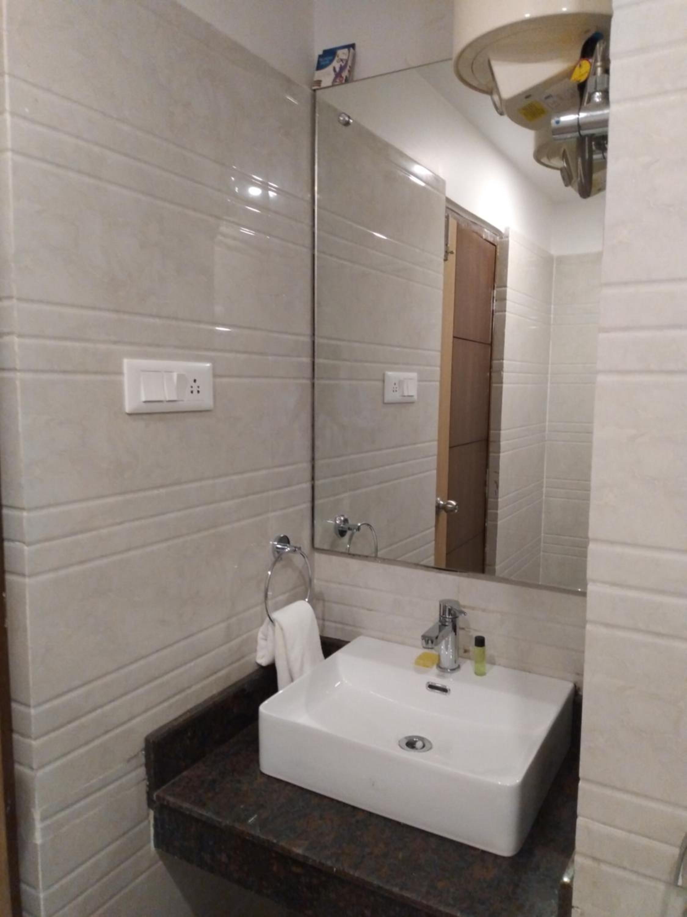 Deluxe Double Room with Side Sea View photo 2