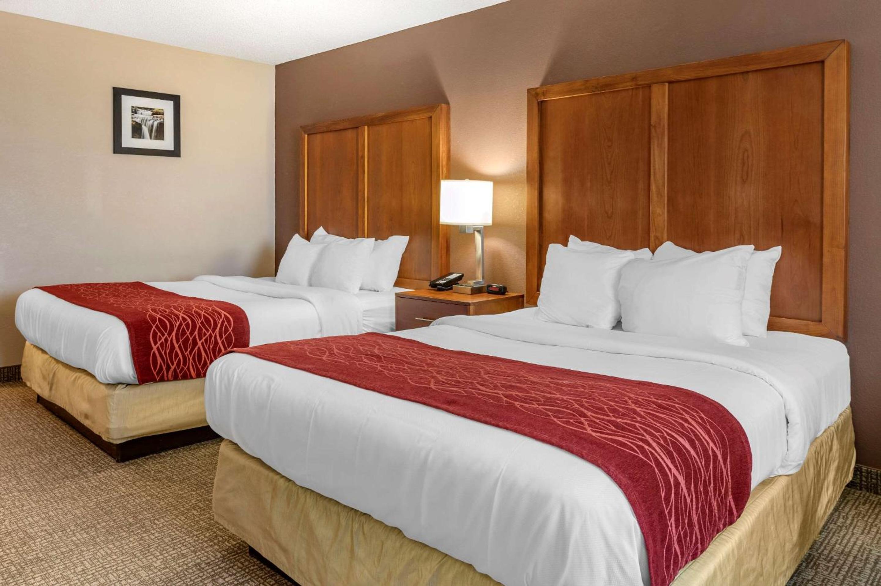 Queen Room with Two Queen Beds - Non-Smoking - Photo 2