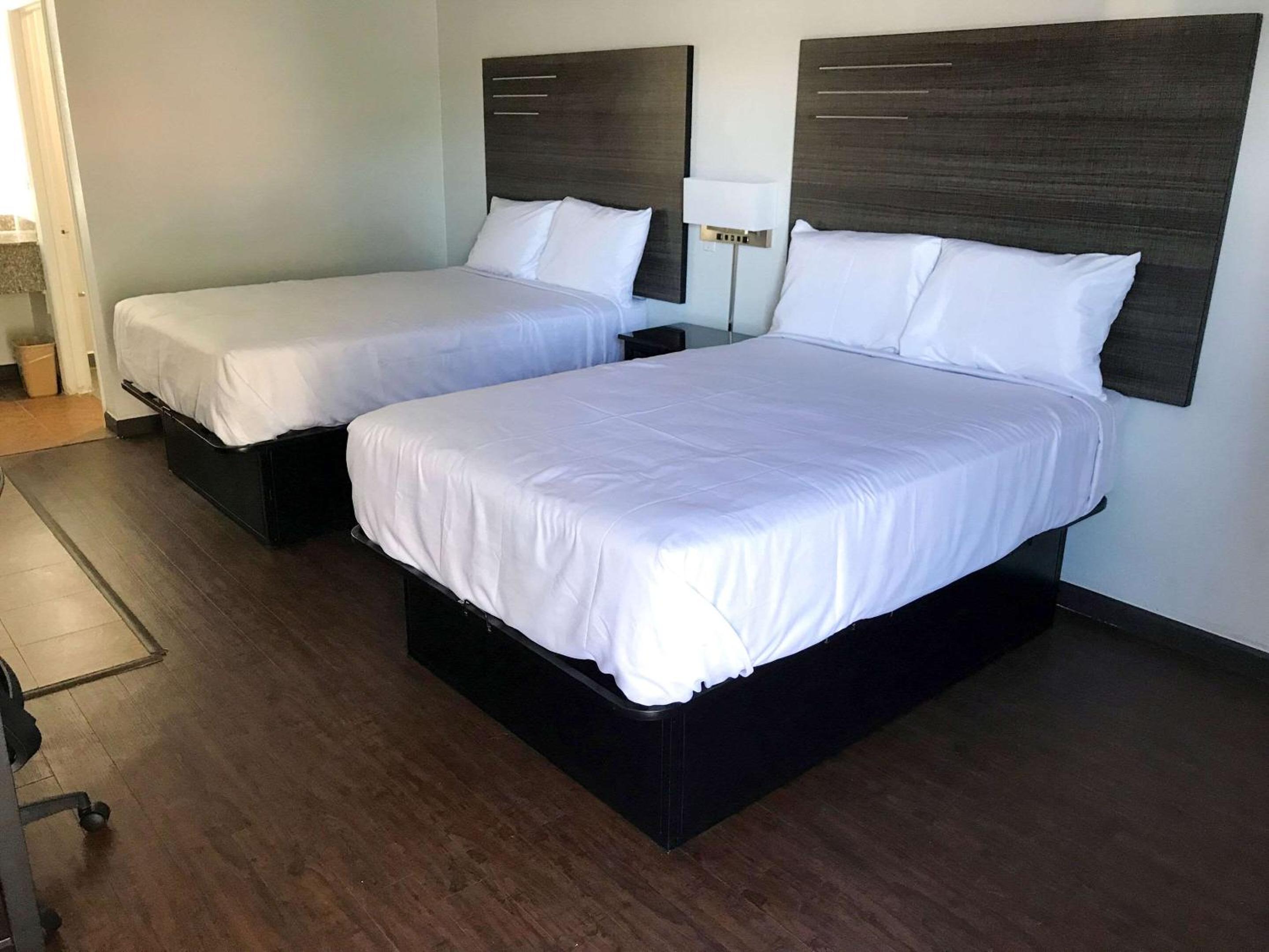 Efficiency Room with Two Double Beds - Smoking photo 1