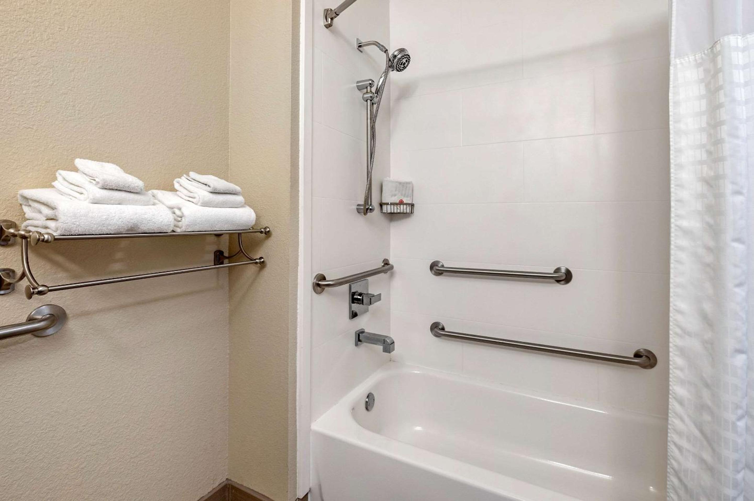 Standard King Room with Tub - Accessible/ Non-Smoking - Photo 4
