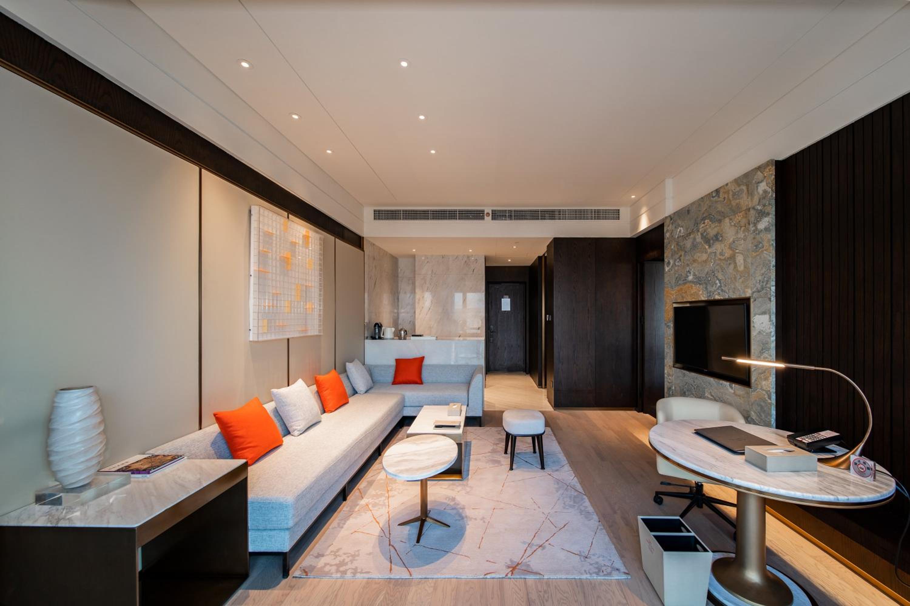 One-Bedroom Suite Lounge Access - Photo 7