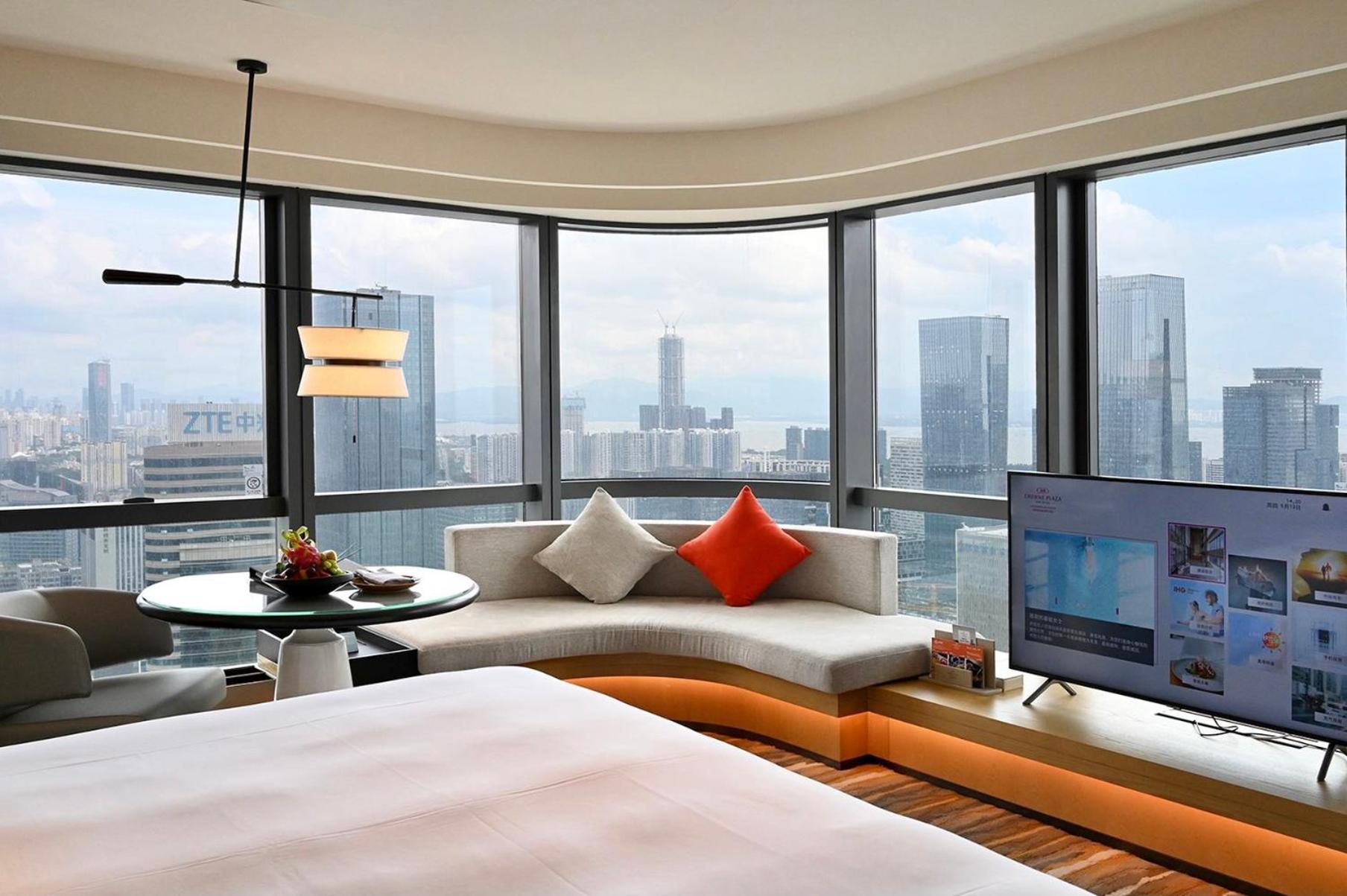 Standard King Room with City View - Photo 8
