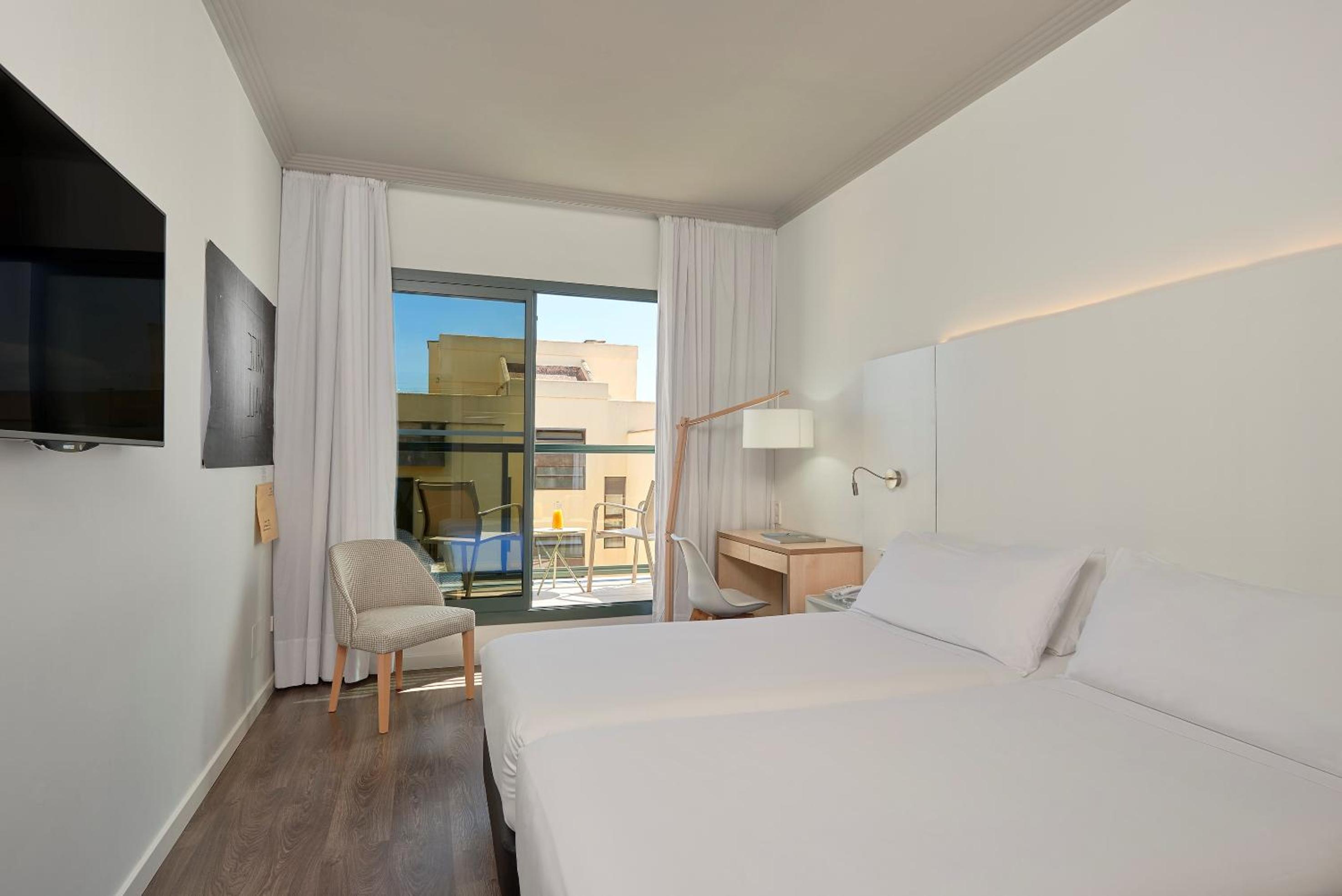 Double Room with Balcony - Photo 2