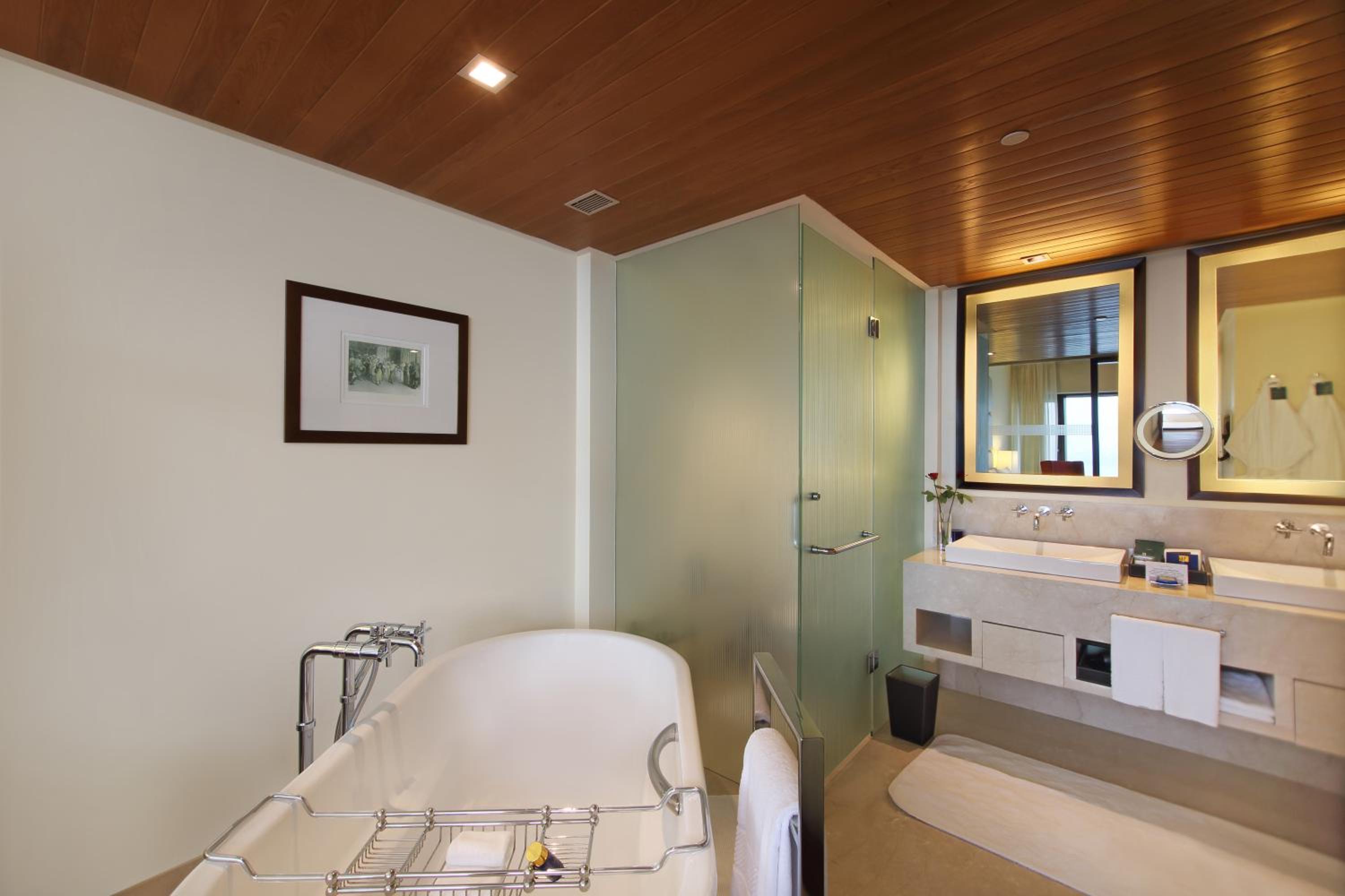 Deluxe Ocean View Suite - Photo 4