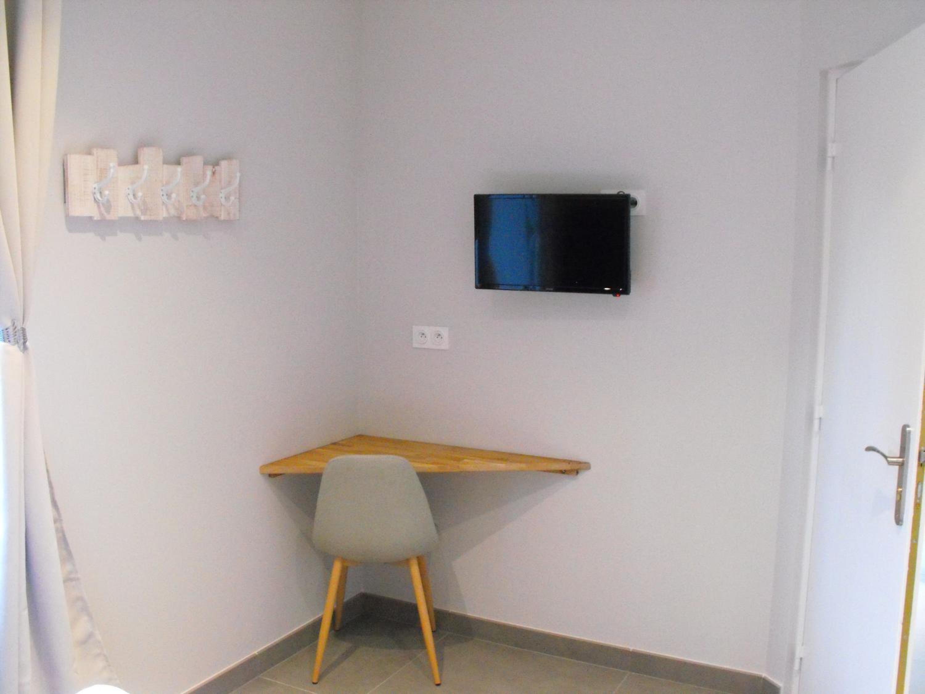 Double Room with Private Bathroom - Photo 1