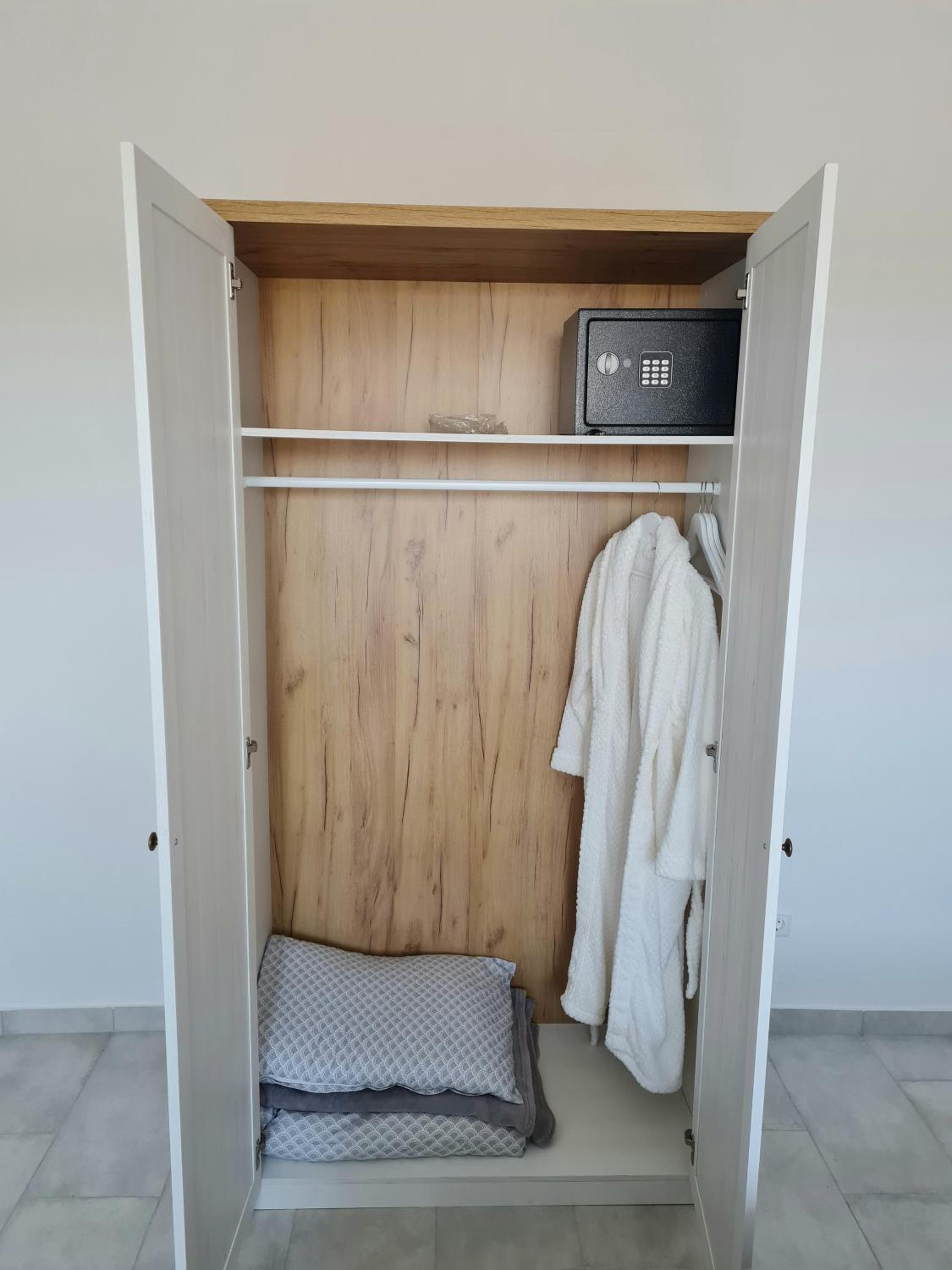 Two-Bedroom House - Photo 9