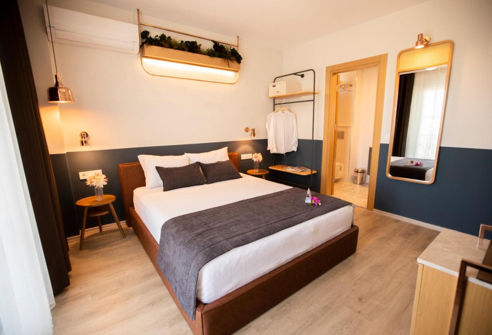 Deluxe Double Room - Photo 11
