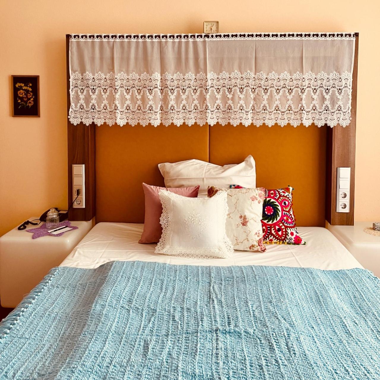 Single Room modern photo 3