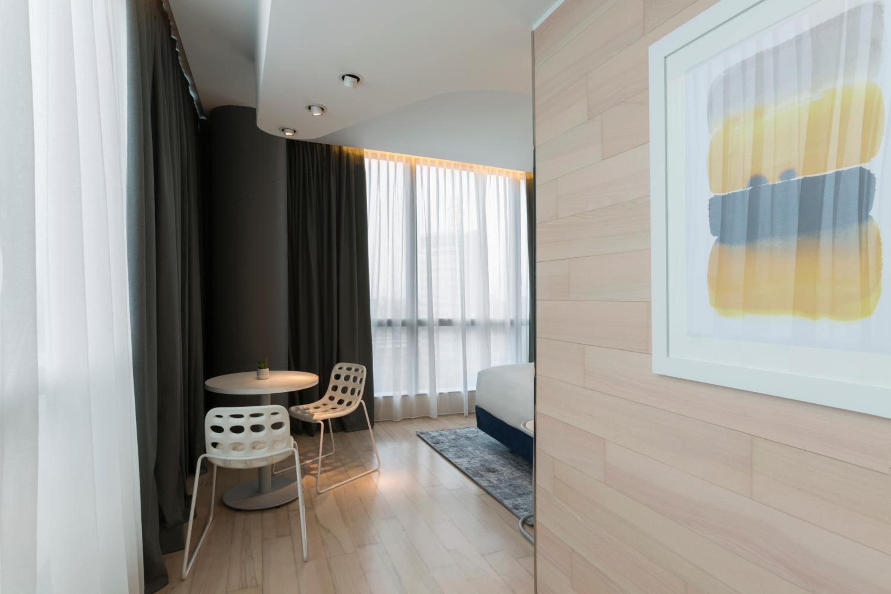Premium Corner King Room with City View thumbnail 5