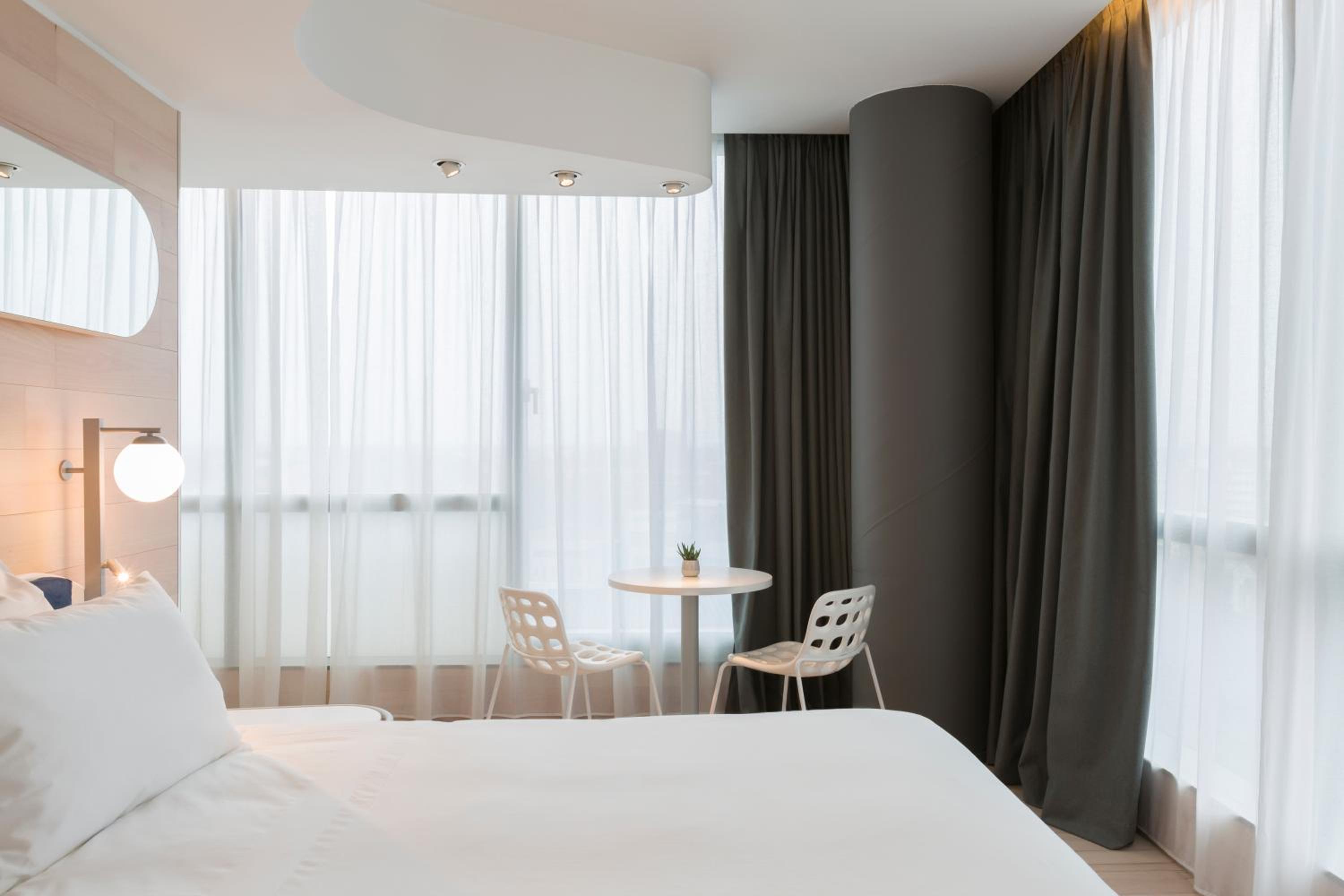 Premium Corner King Room with City View