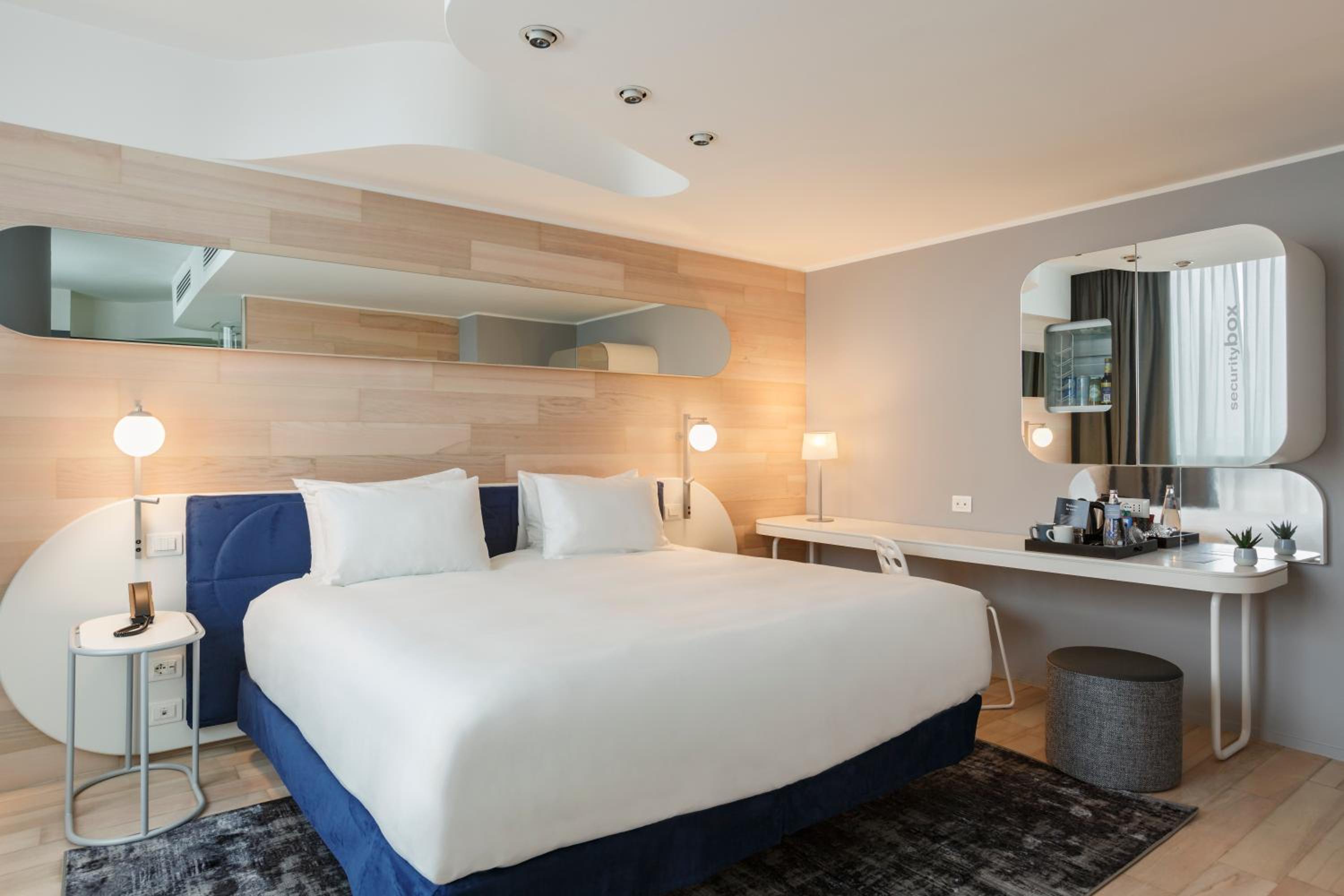 Premium King Room with City View thumbnail 5