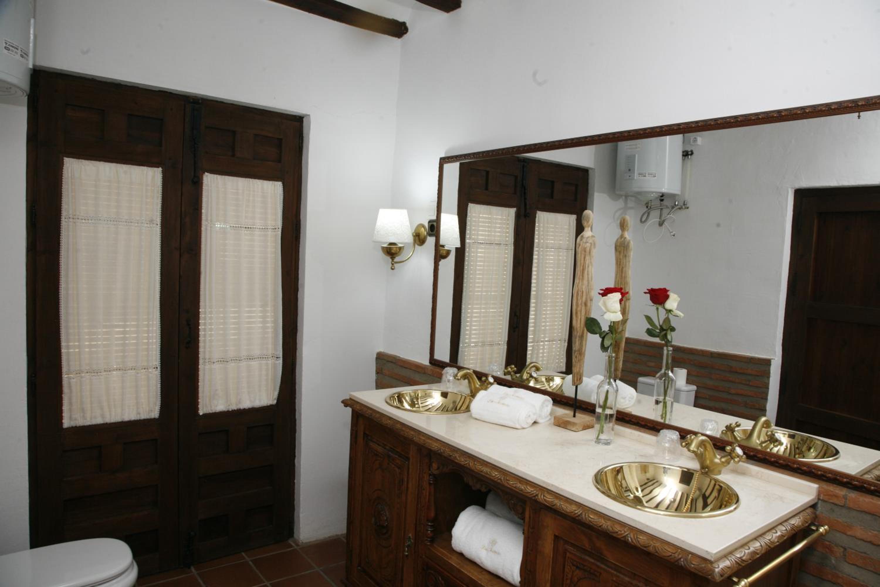 Standard Double Room - Photo 9