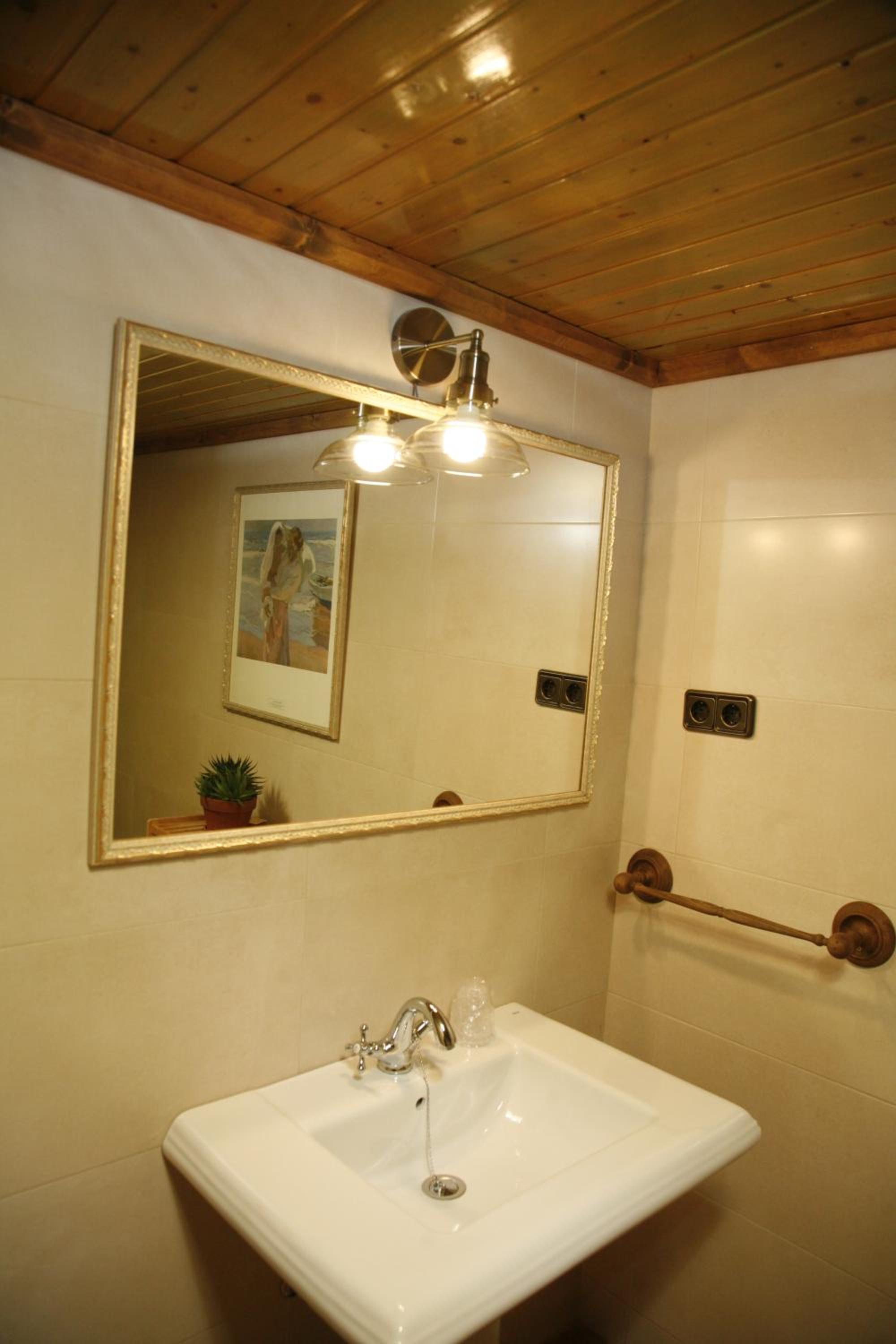 Standard Double Room - Photo 8
