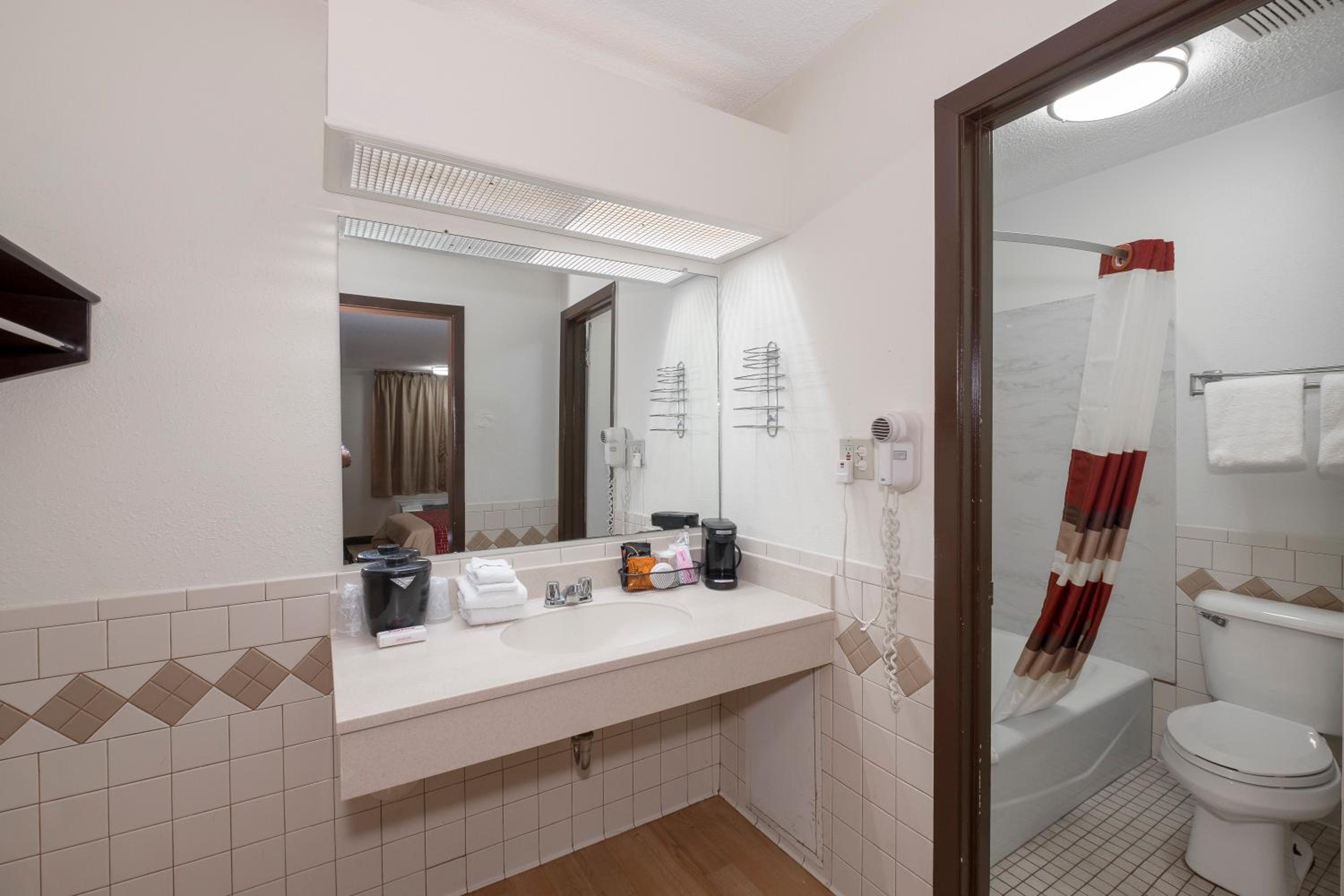 Deluxe King Room with Kitchen Non-Smoking - Photo 6