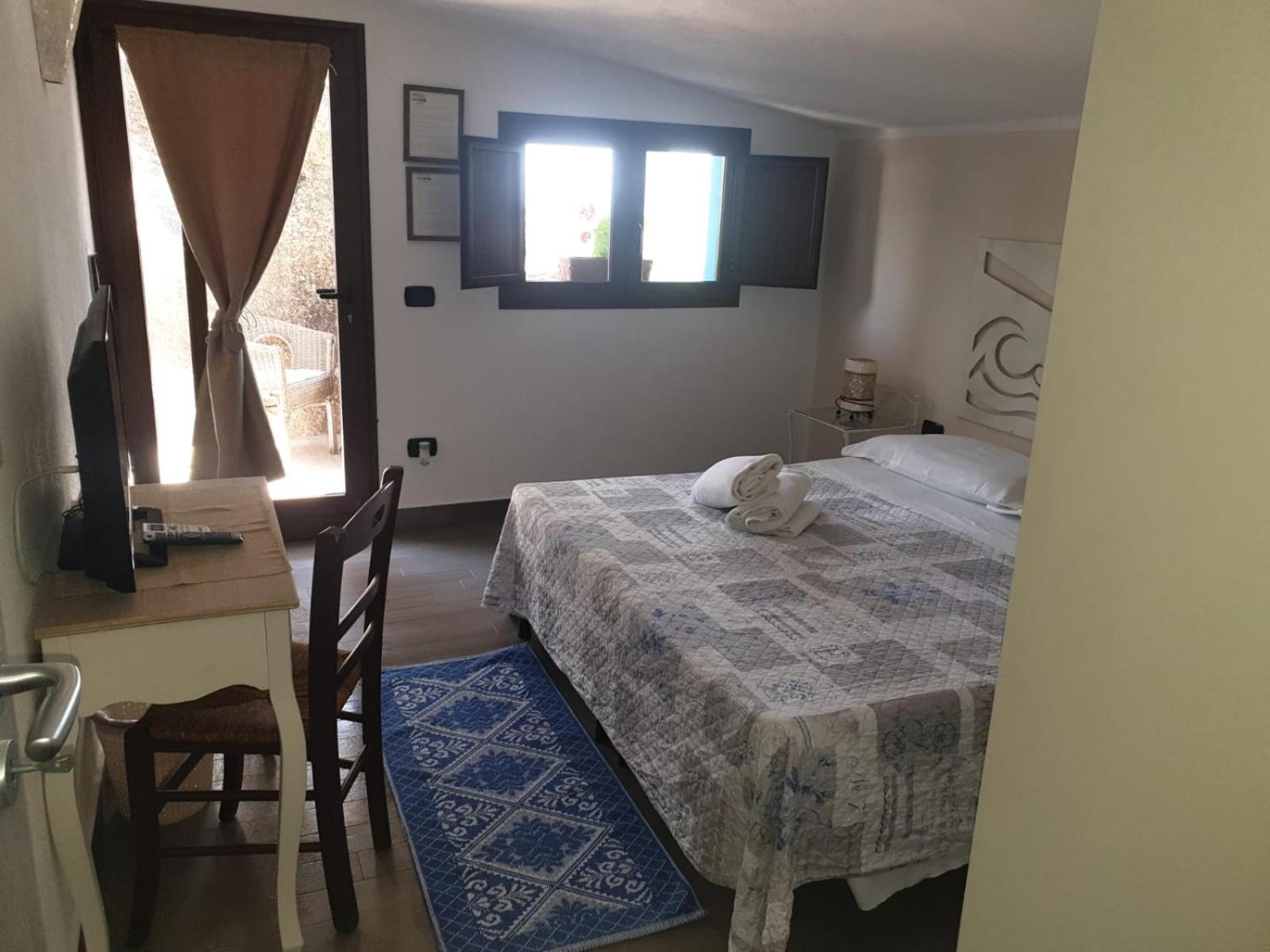 Double Room with Patio - Photo 1