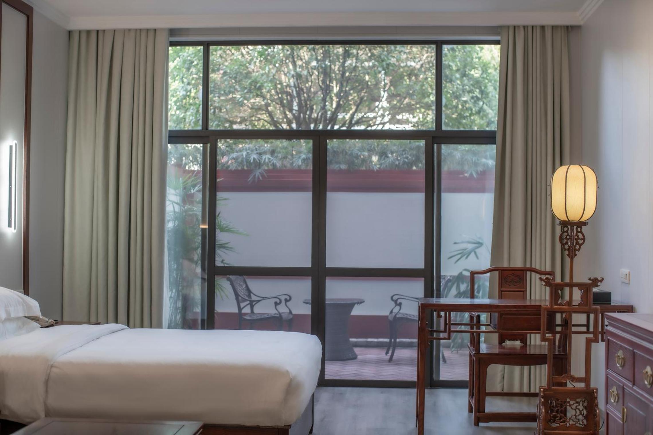 Courtyard King Room photo 3
