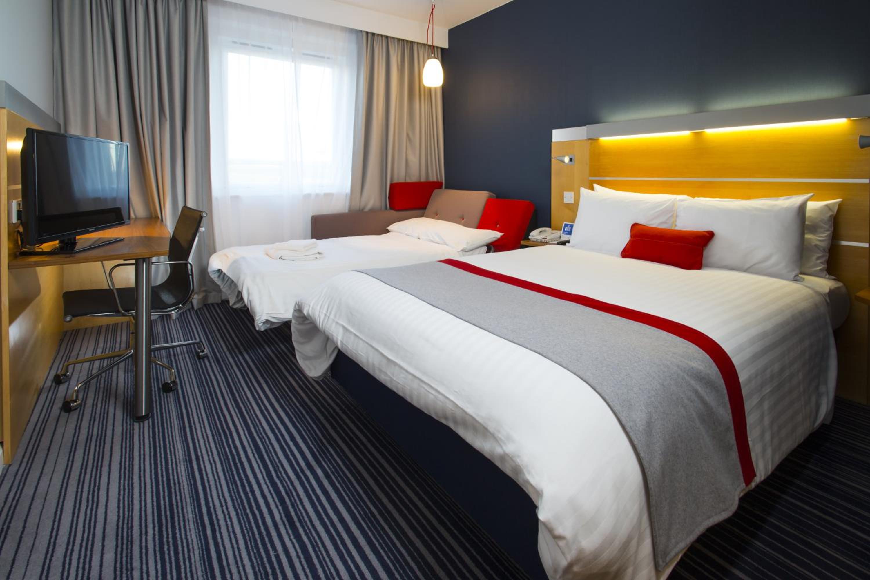 Standard Twin Room with Free Hot Breakfast - Photo 4