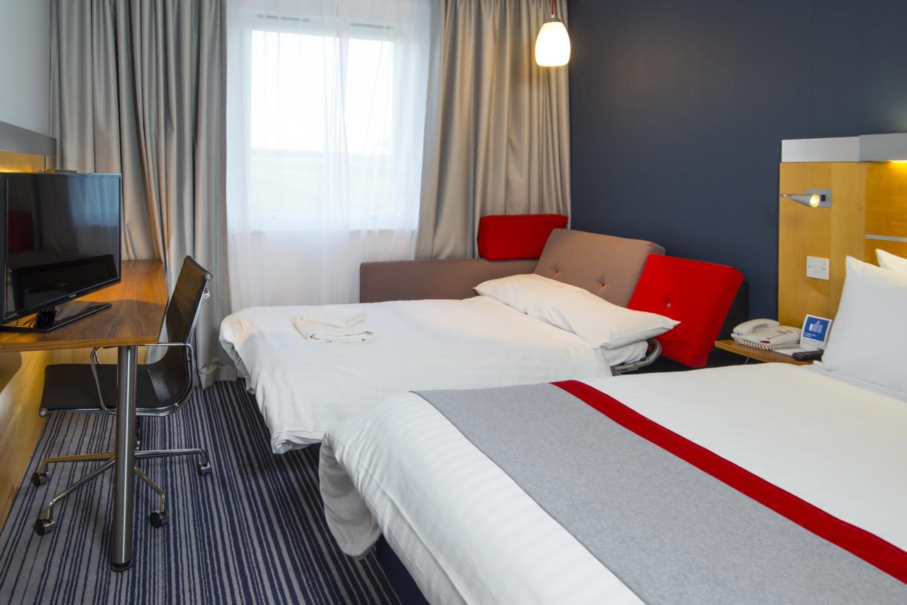 Standard Twin Room with Free Hot Breakfast - Photo 2