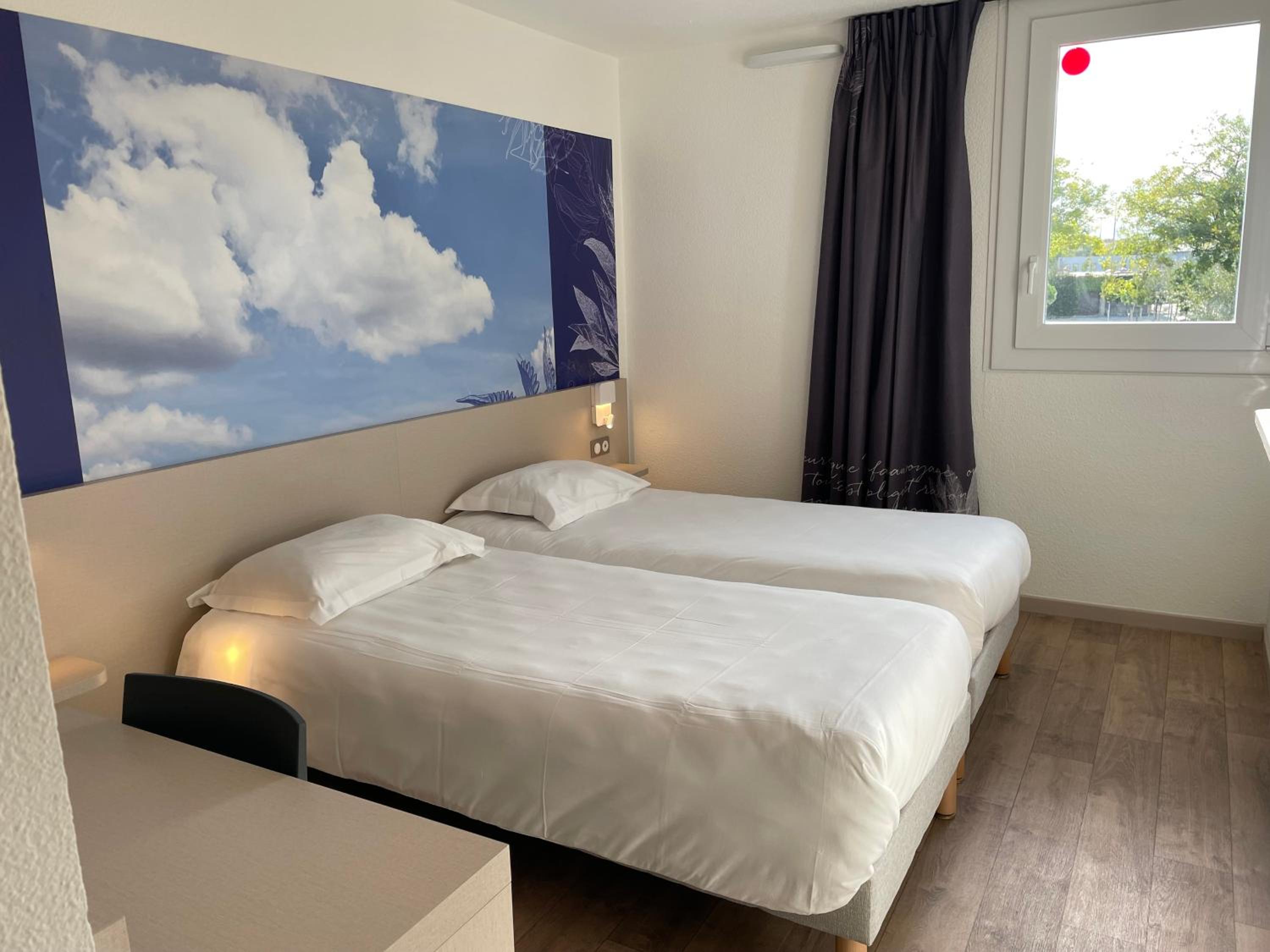 Twin Room - Photo 3