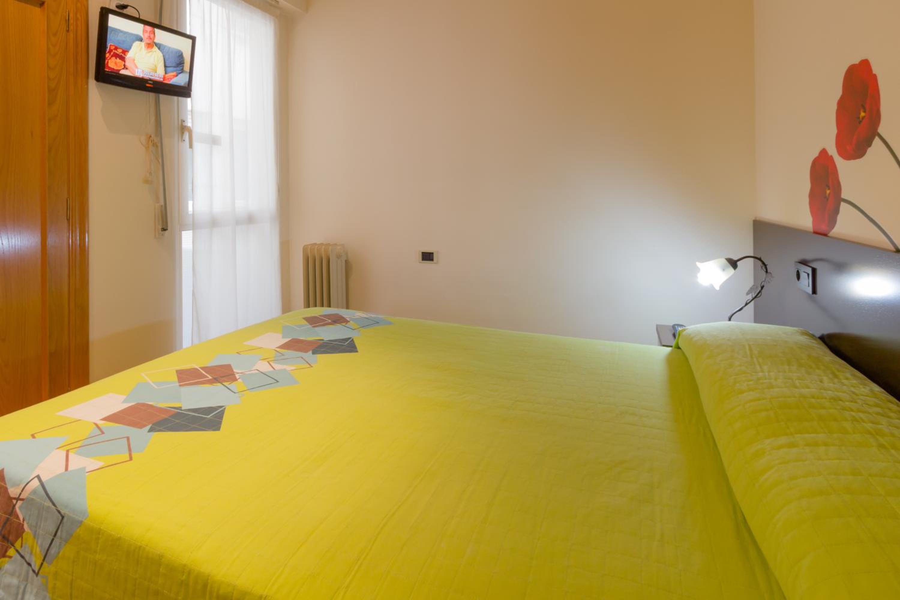 Budget Double Room with Shared Bathroom photo 2