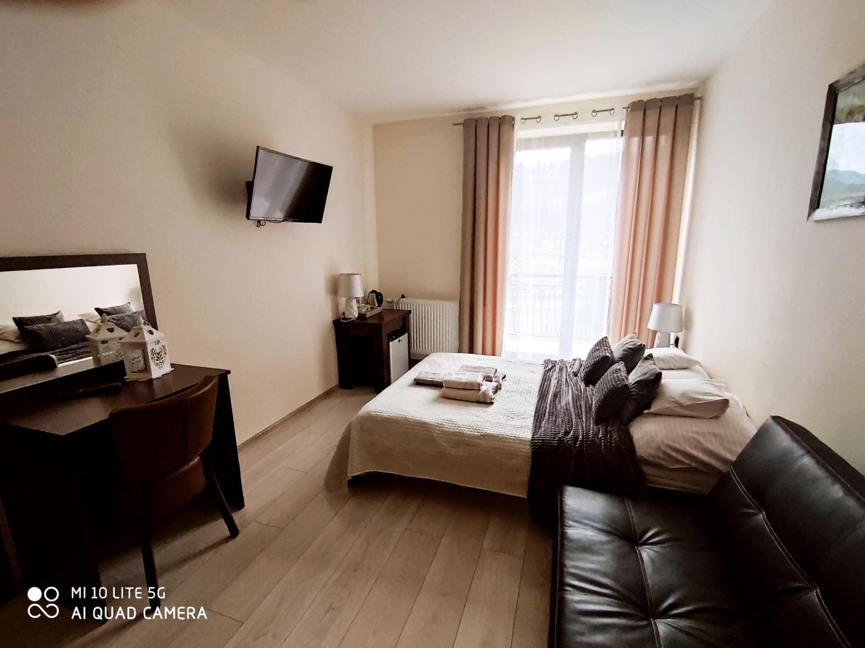 Deluxe Double Room with Balcony - Photo 21